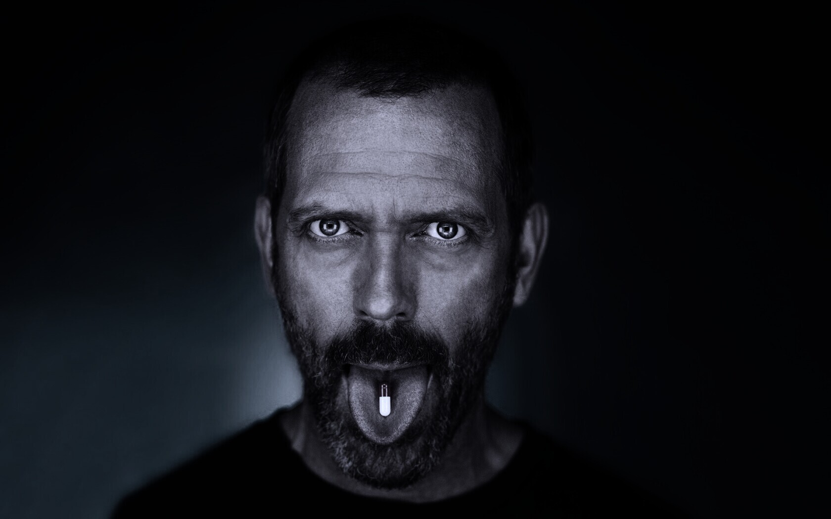 Доктор Хаус с таблеткой на языке обои