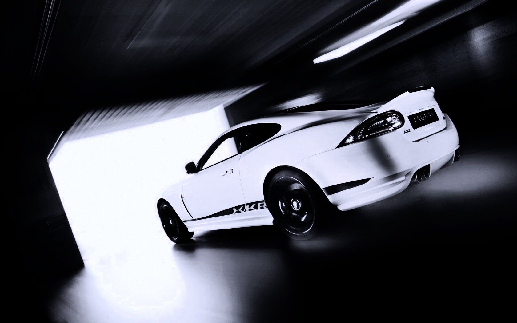 Белый ягуар в гараже обои