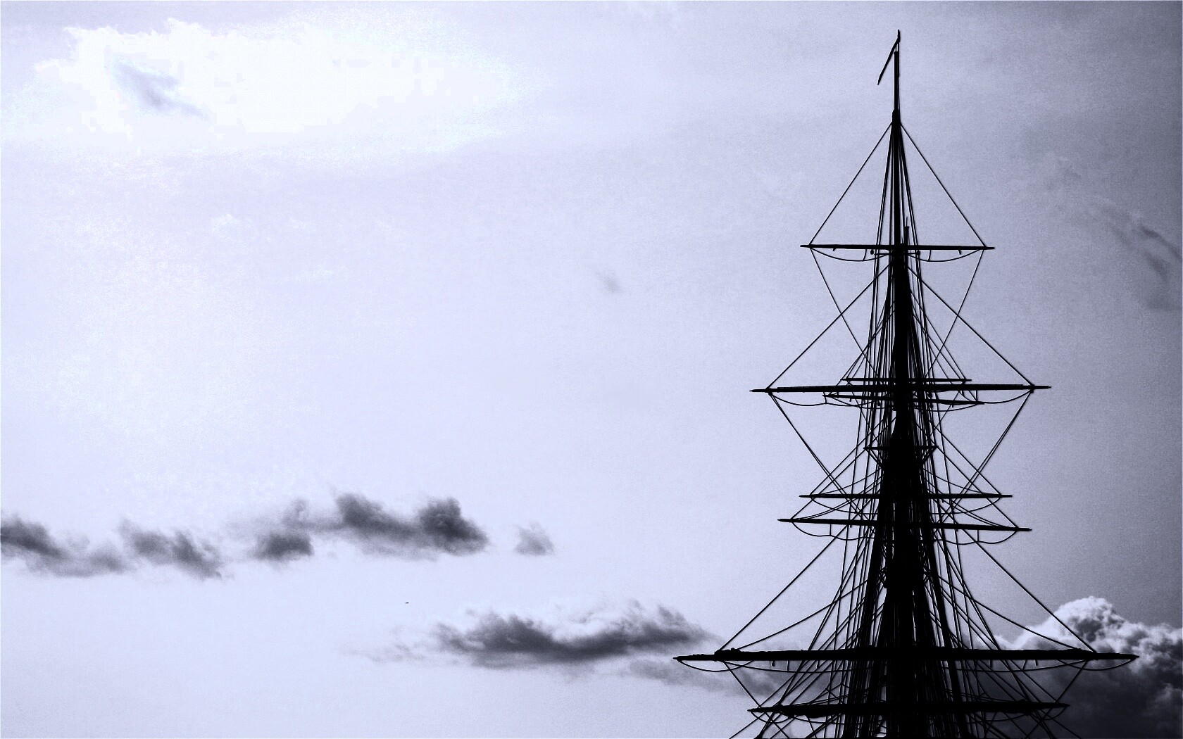 Мачта корабля на фоне неба обои