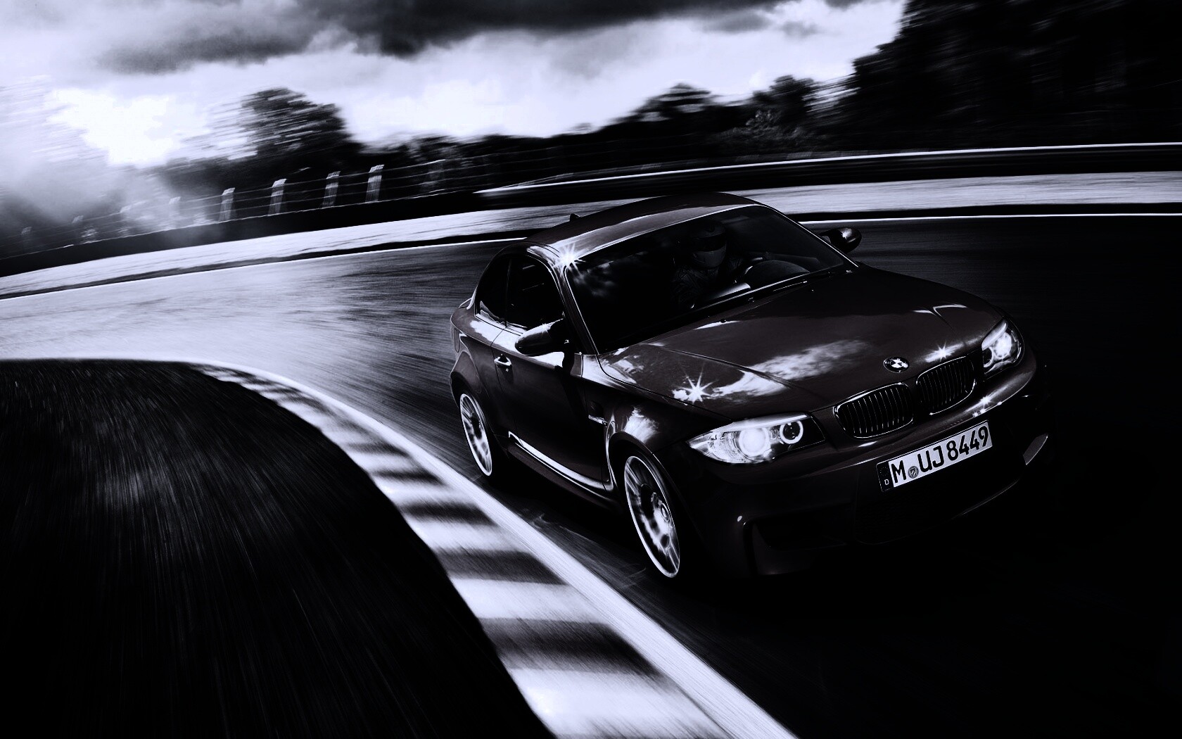 Гонщик за рулем BMW M1 обои