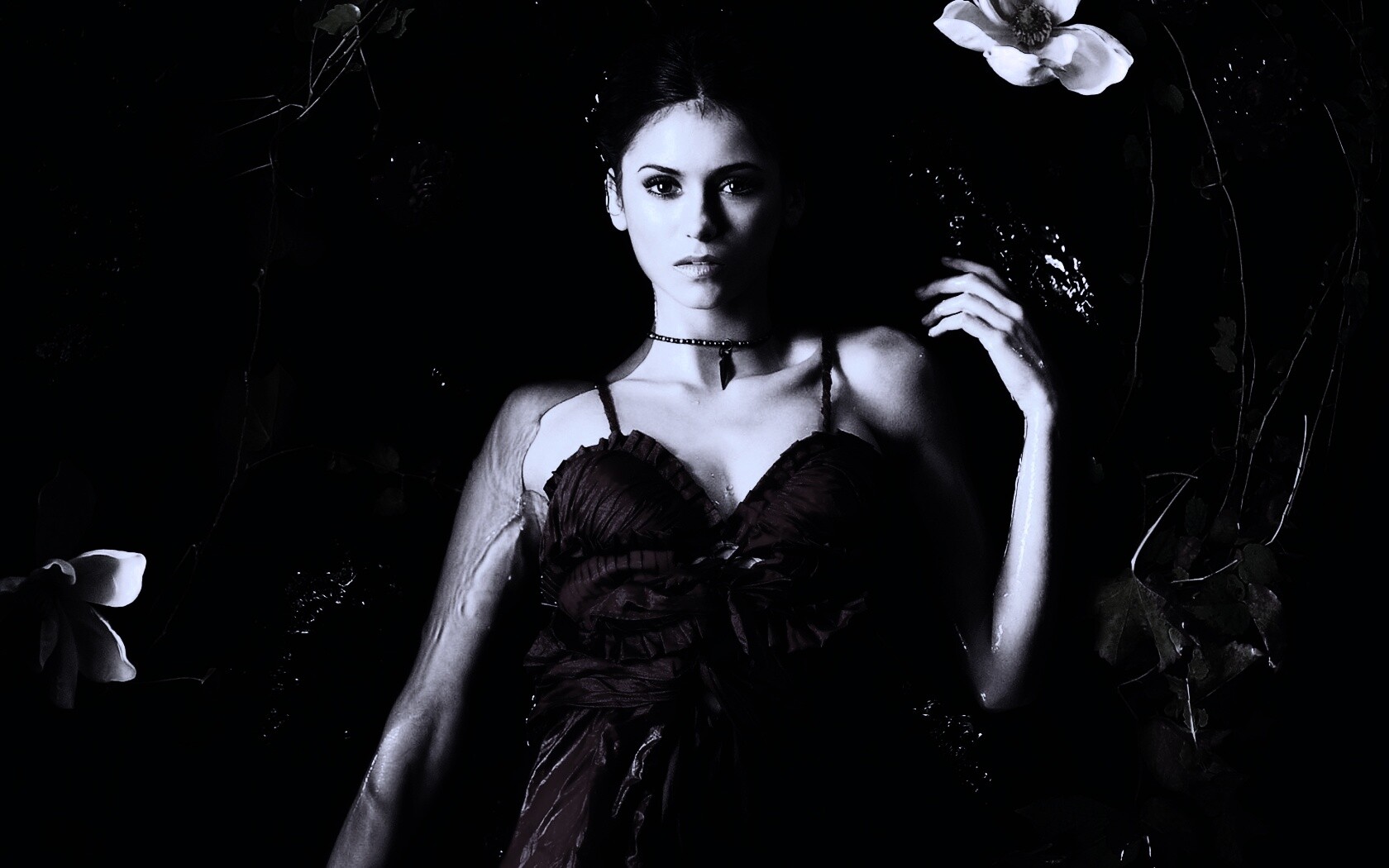 Женщина в красном платье обои