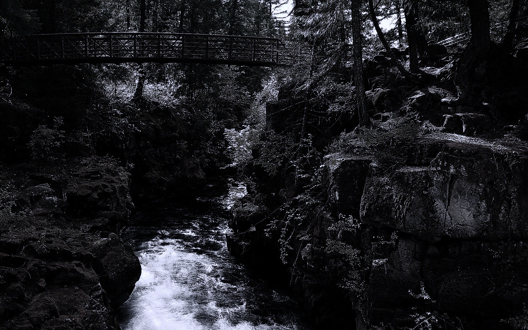 Мостик через реку в лесу обои