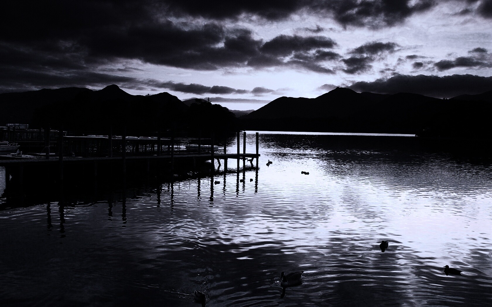 Причал на озере и утки обои