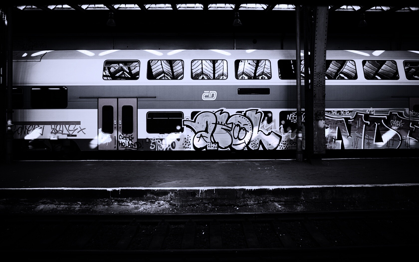 Изрисованный вагон метро обои