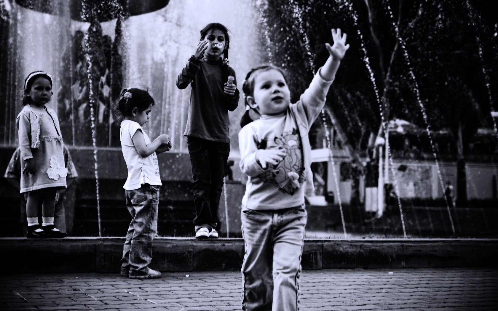 Дети у фонтана обои