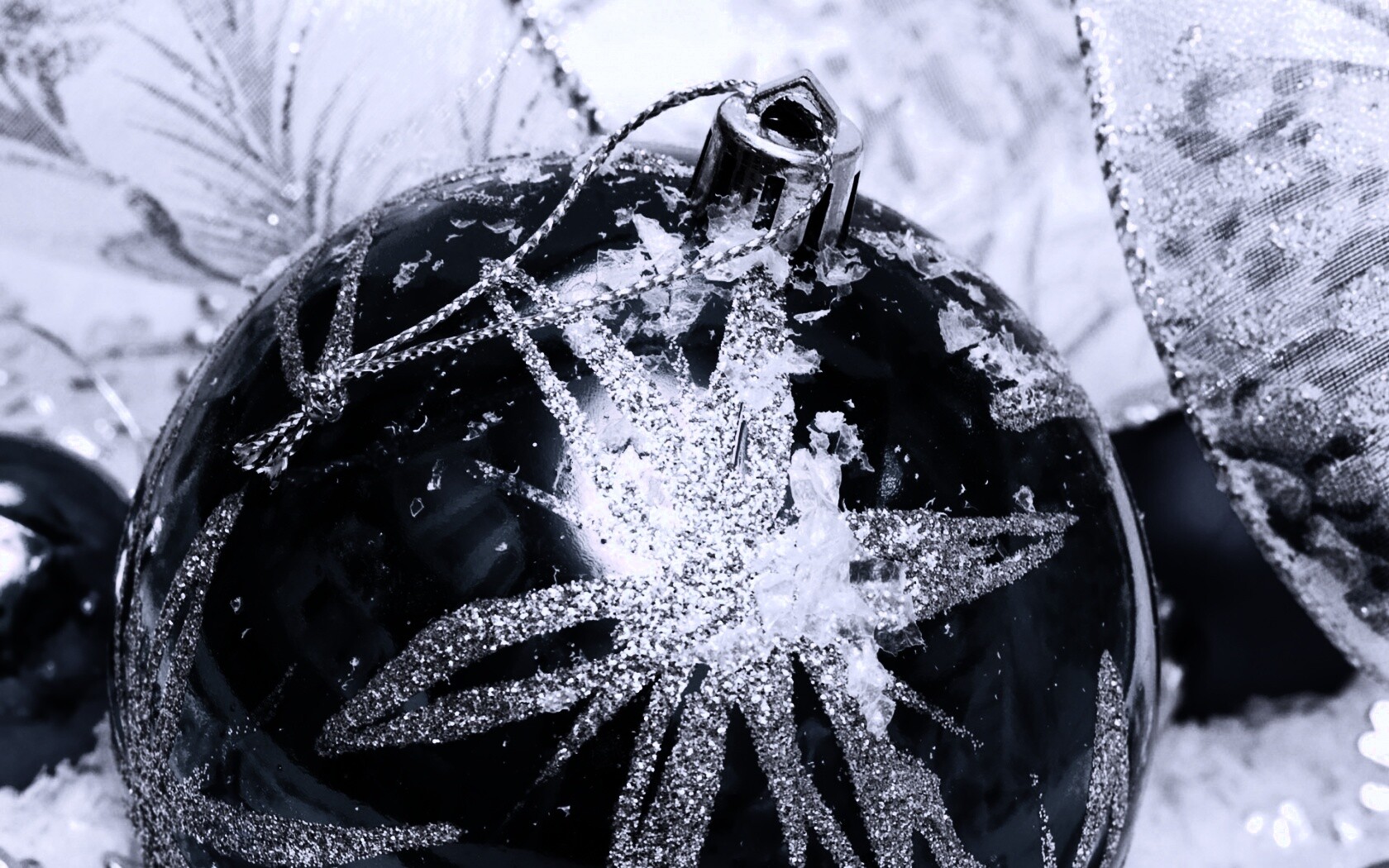 Синий елочный шар обои