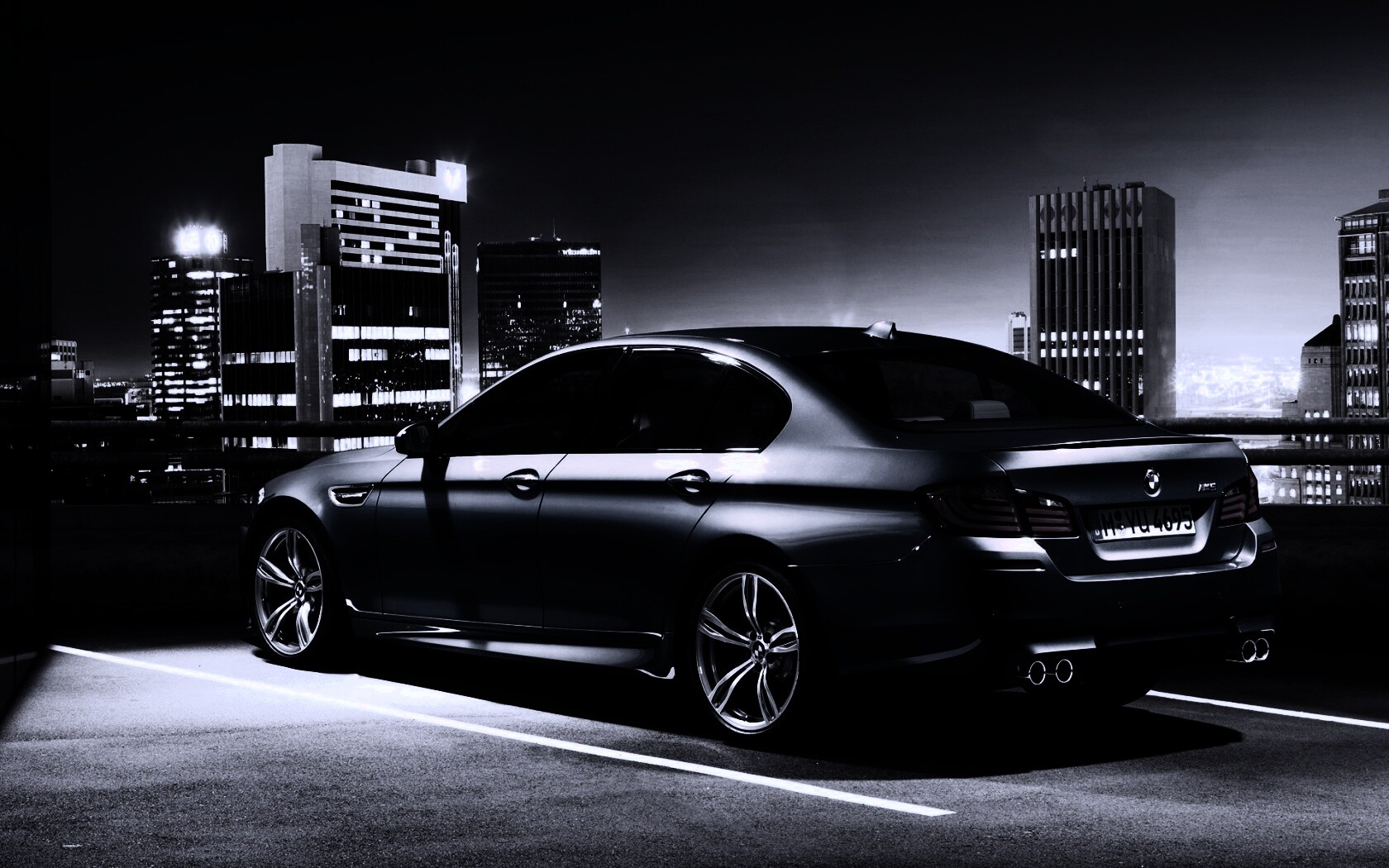 BMW F10 на городской парковке обои