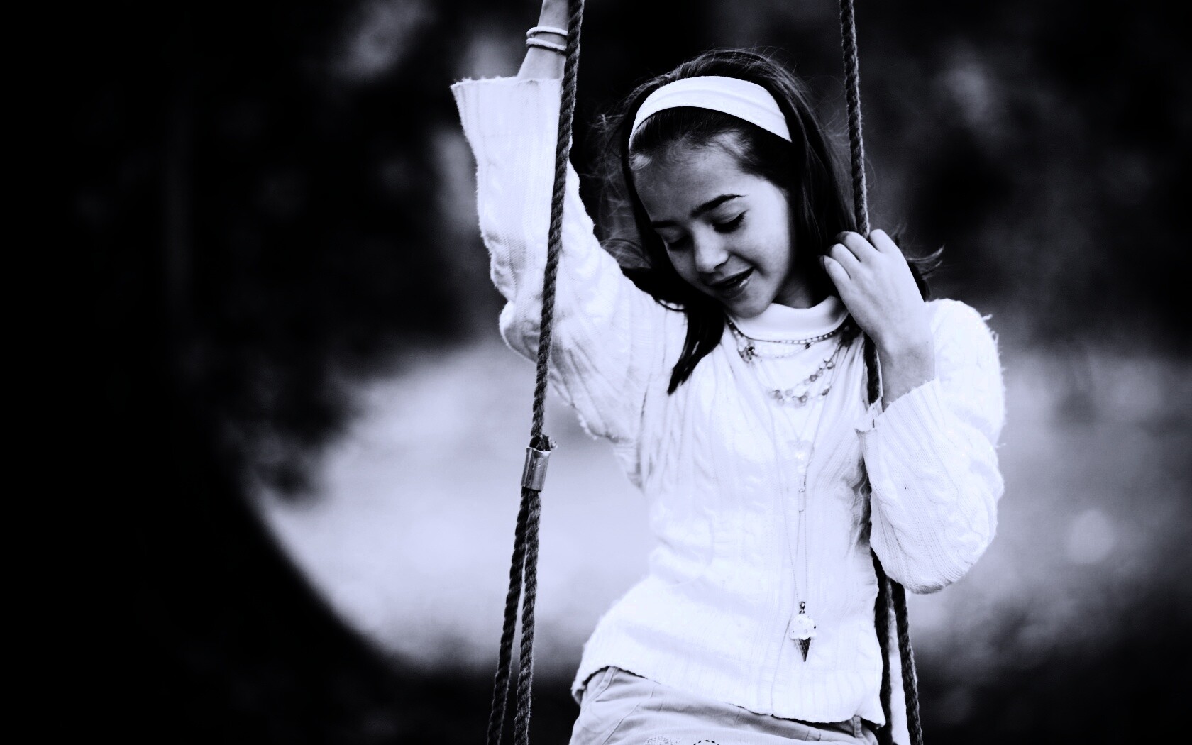 Девочка на качелях обои