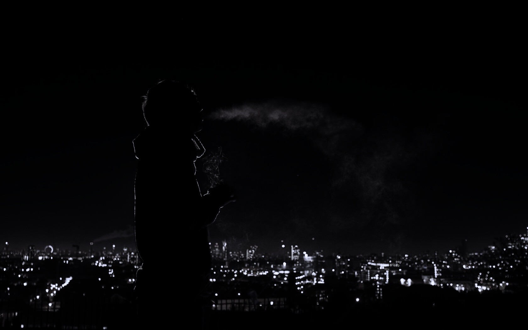 Курящий на крыше парень обои