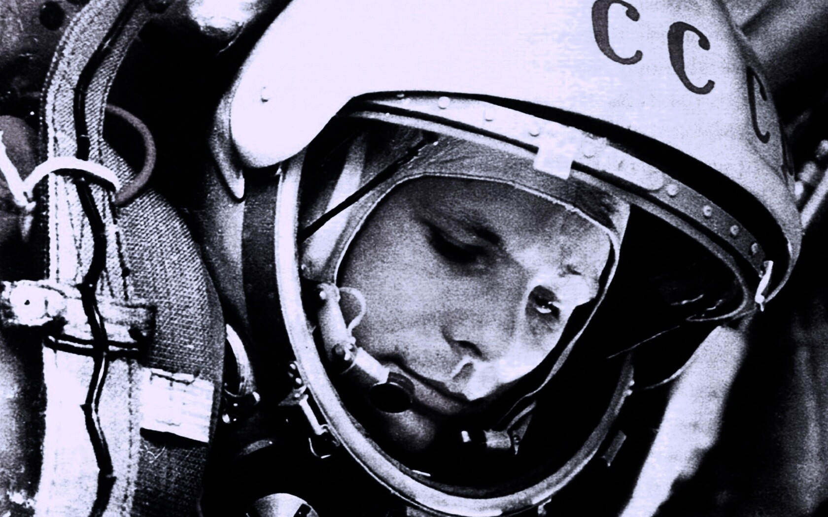 Юрий Гагарин в скафандре обои