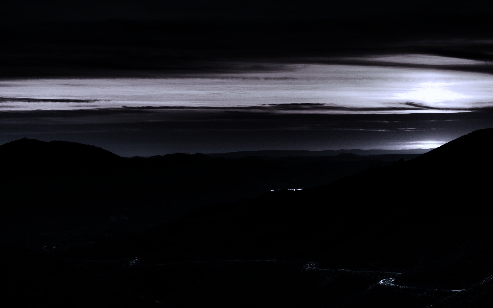 Дорога спускается с гор в долину обои