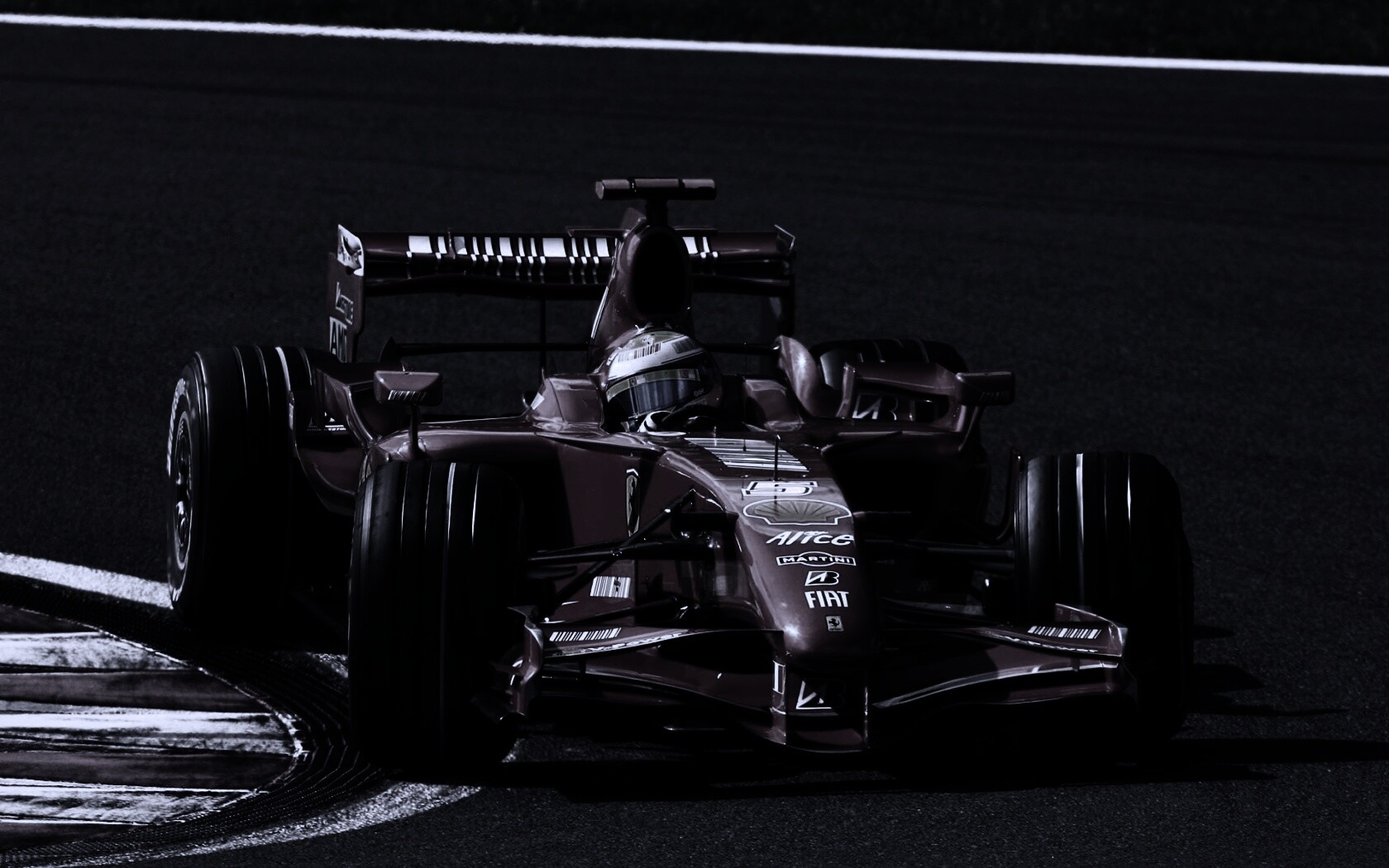 Болид Формула 1 на повороте обои