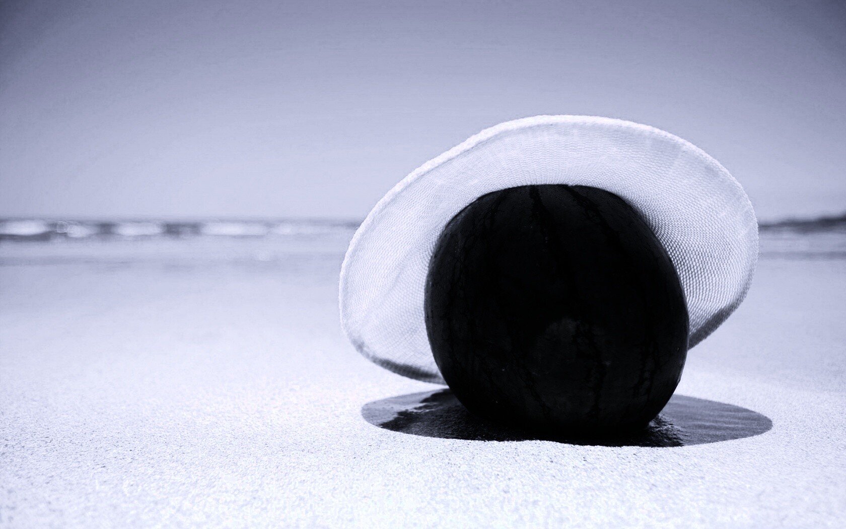 Арбуз в летней шляпке на пляже обои