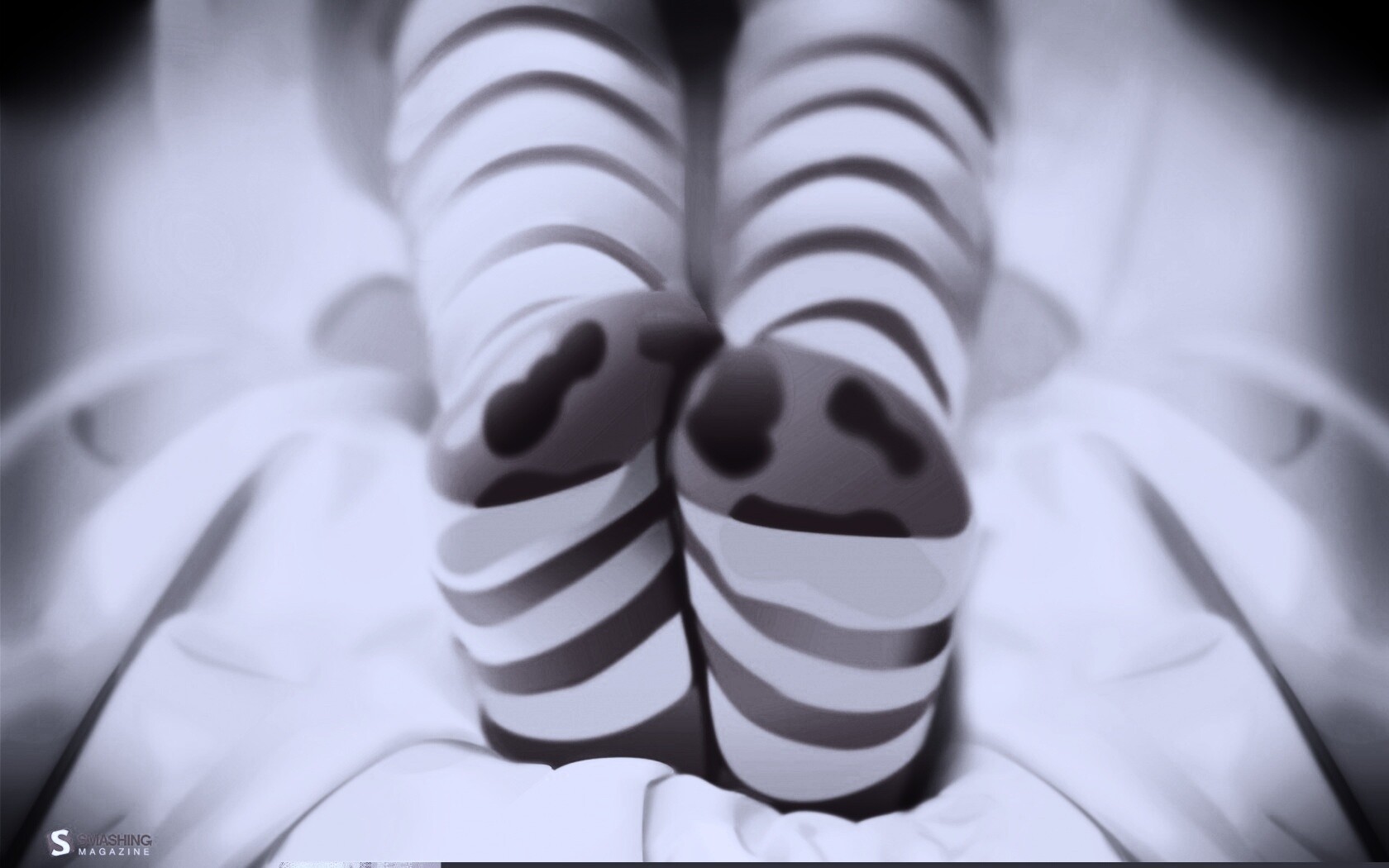 Ножки в полосатых чулках обои