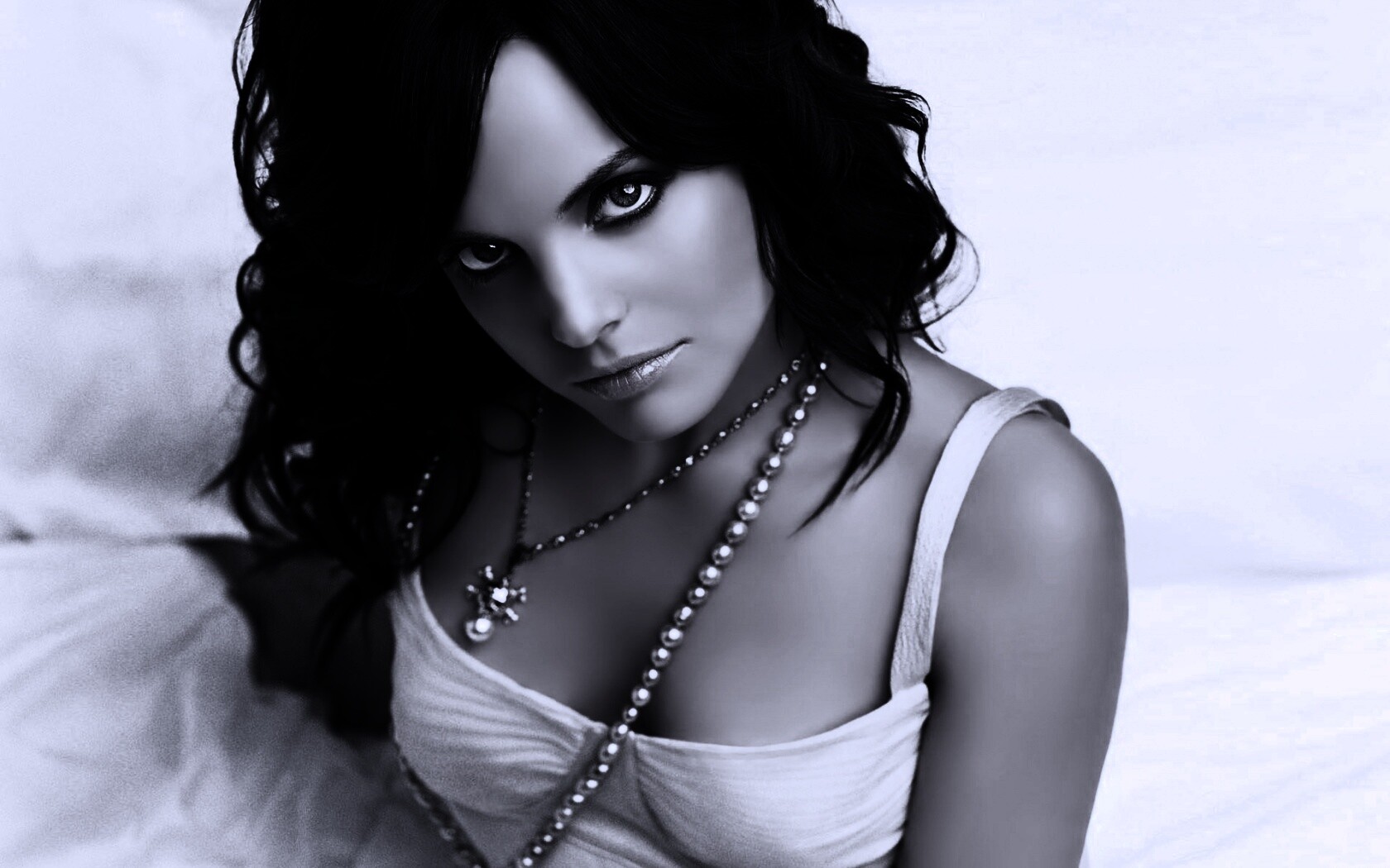 Брюнеточка с желанием в глазах обои