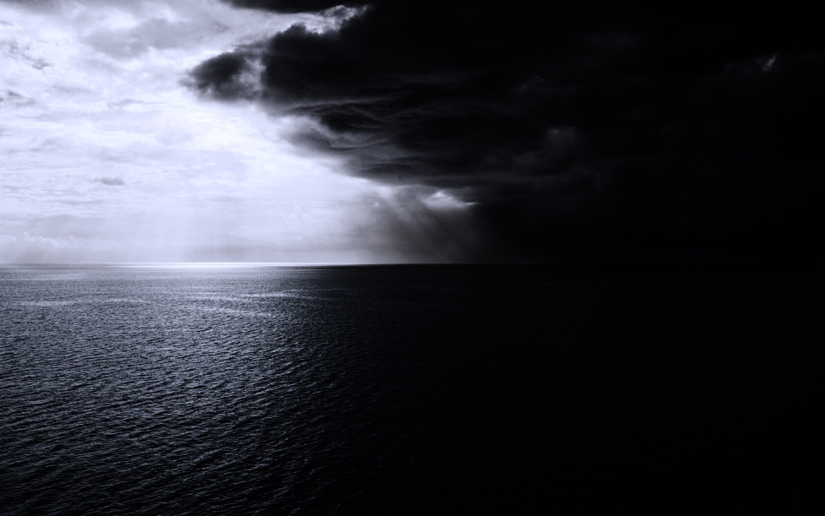 Синее море и грозные тучи обои
