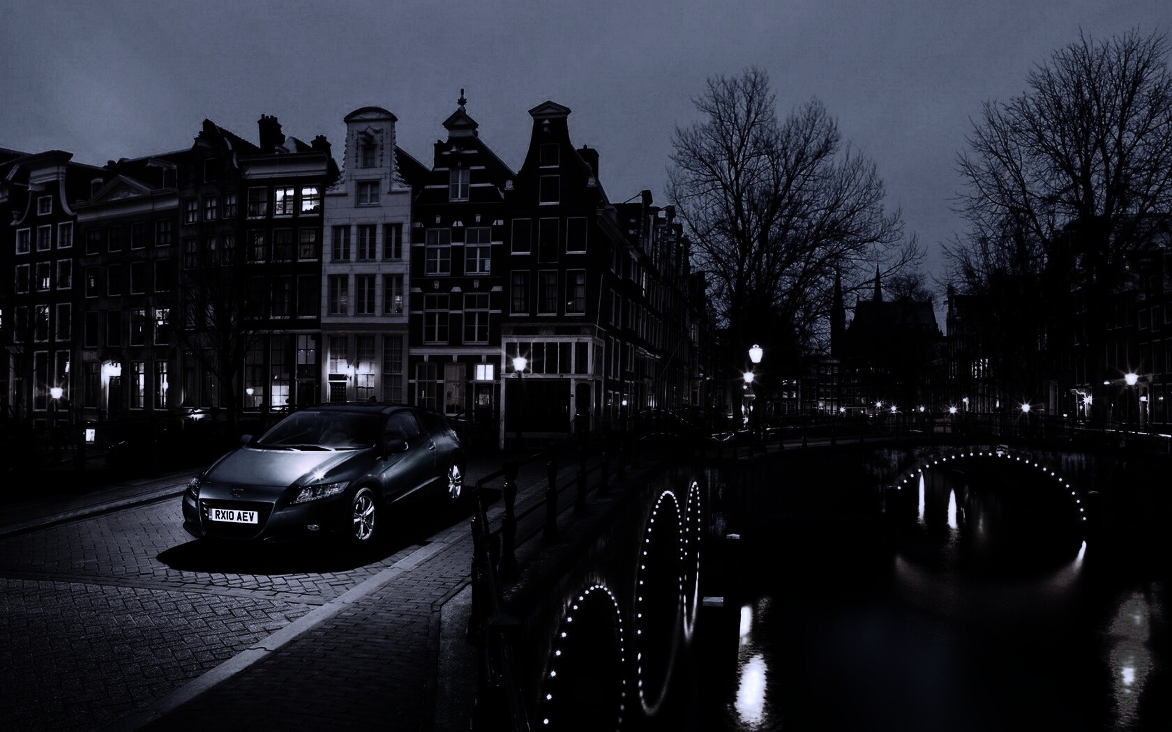 Автомобиль на мосту в свете фонаря обои