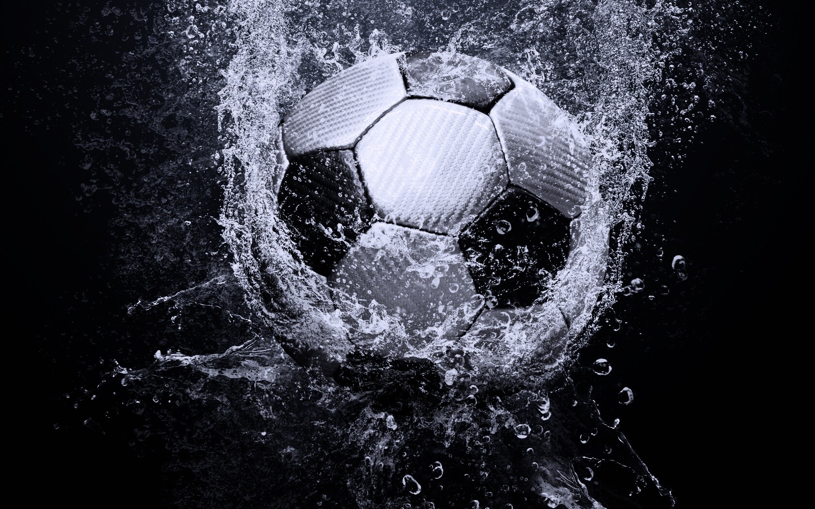 Футбольный мяч в воде обои