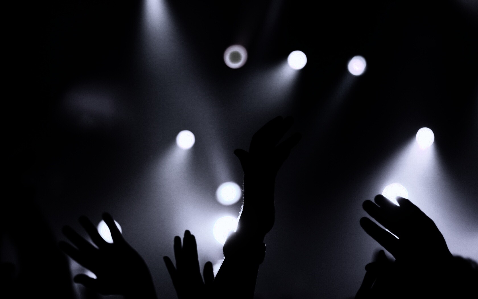 Руки людей на концерте обои