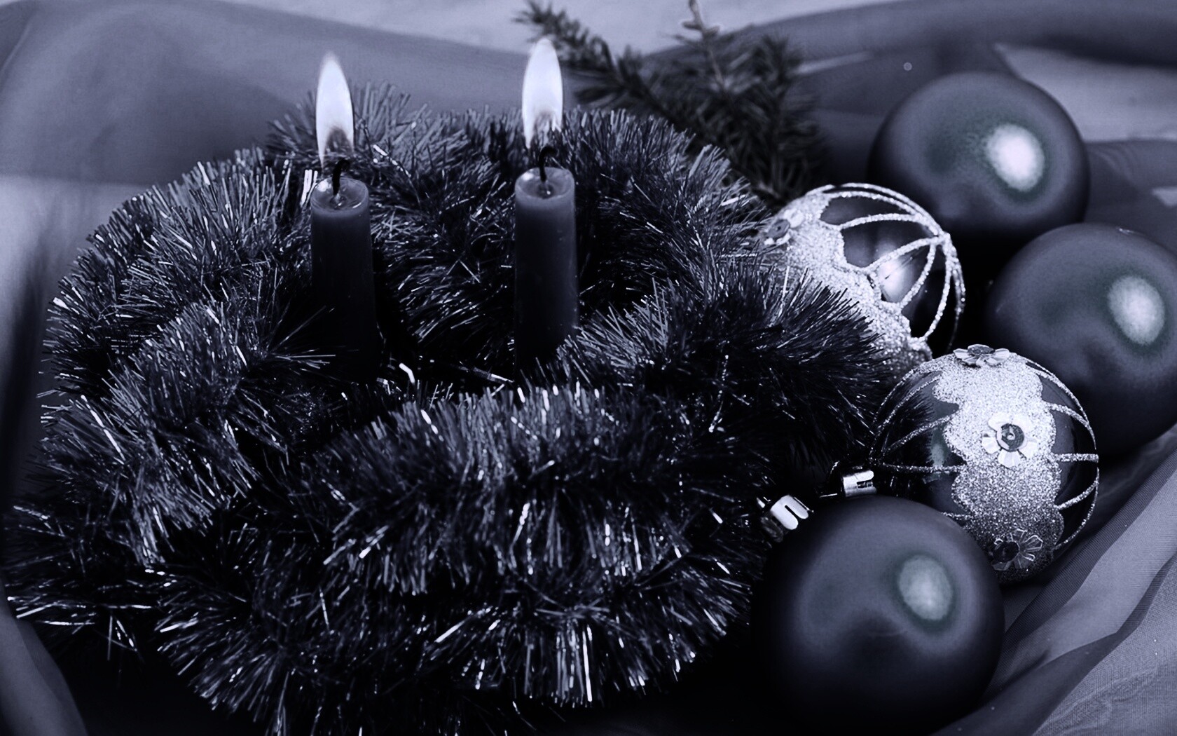 Свечки и новогодняя мишура обои