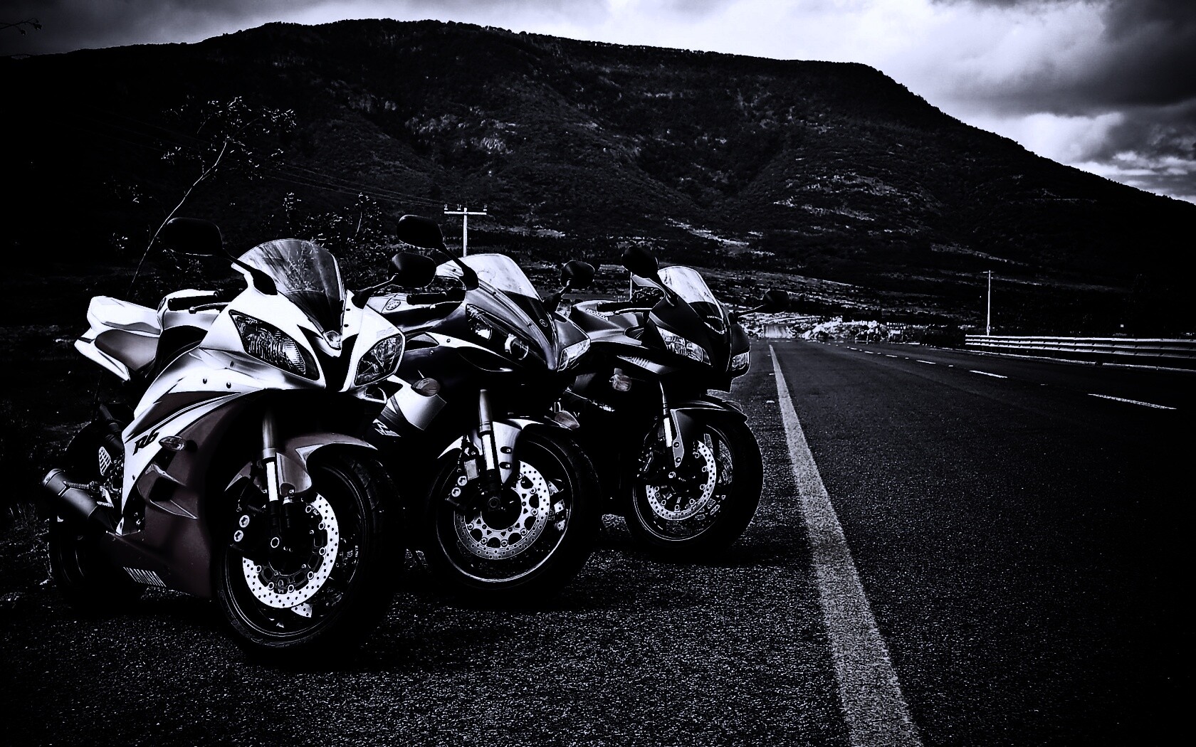 Раллийные мотоциклы на дороге обои