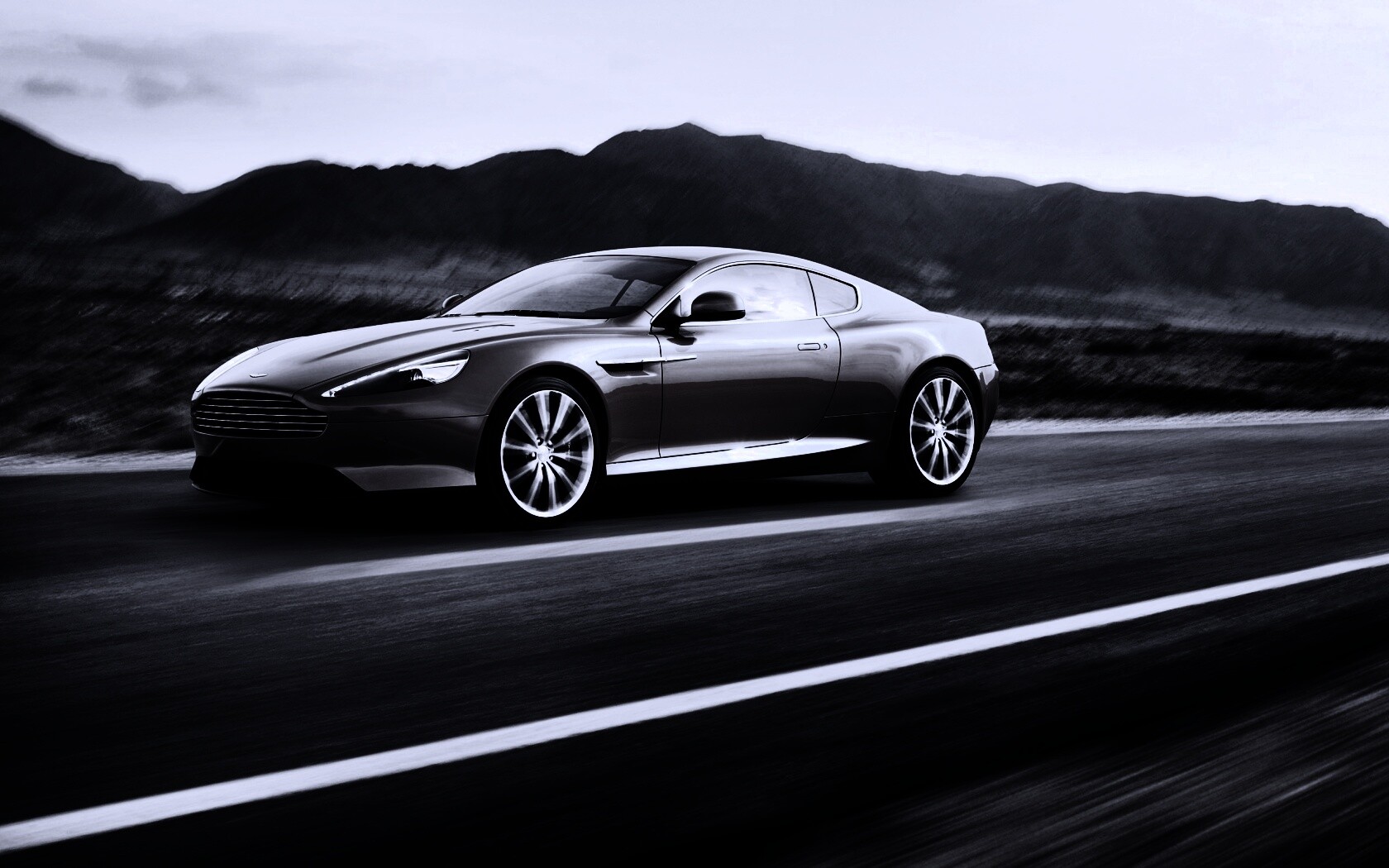 Астон Мартин на шоссе обои