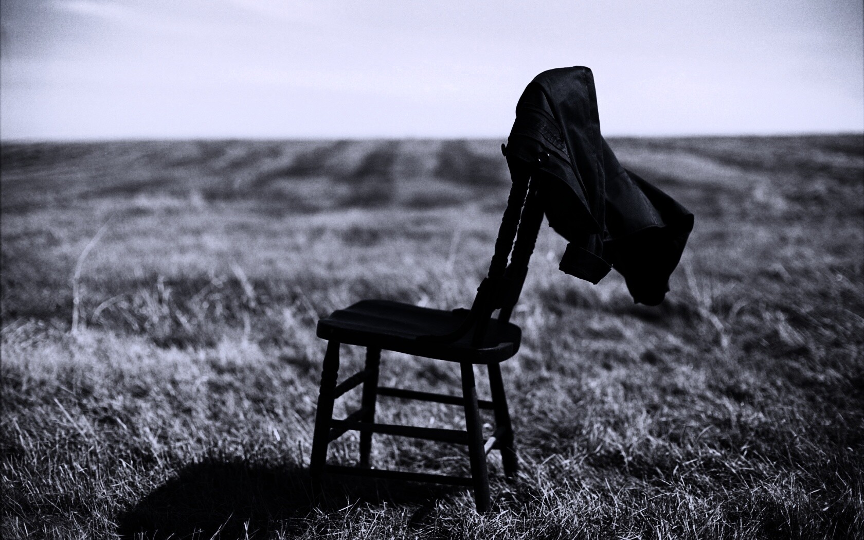 Стул в поле обои