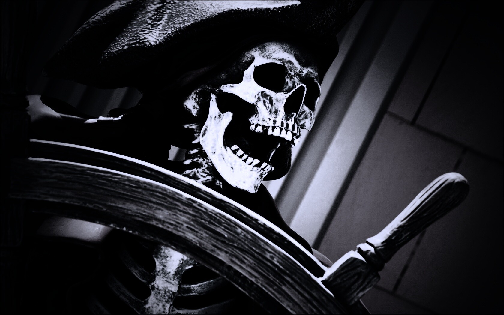 Скелет пирата за штурвалом обои