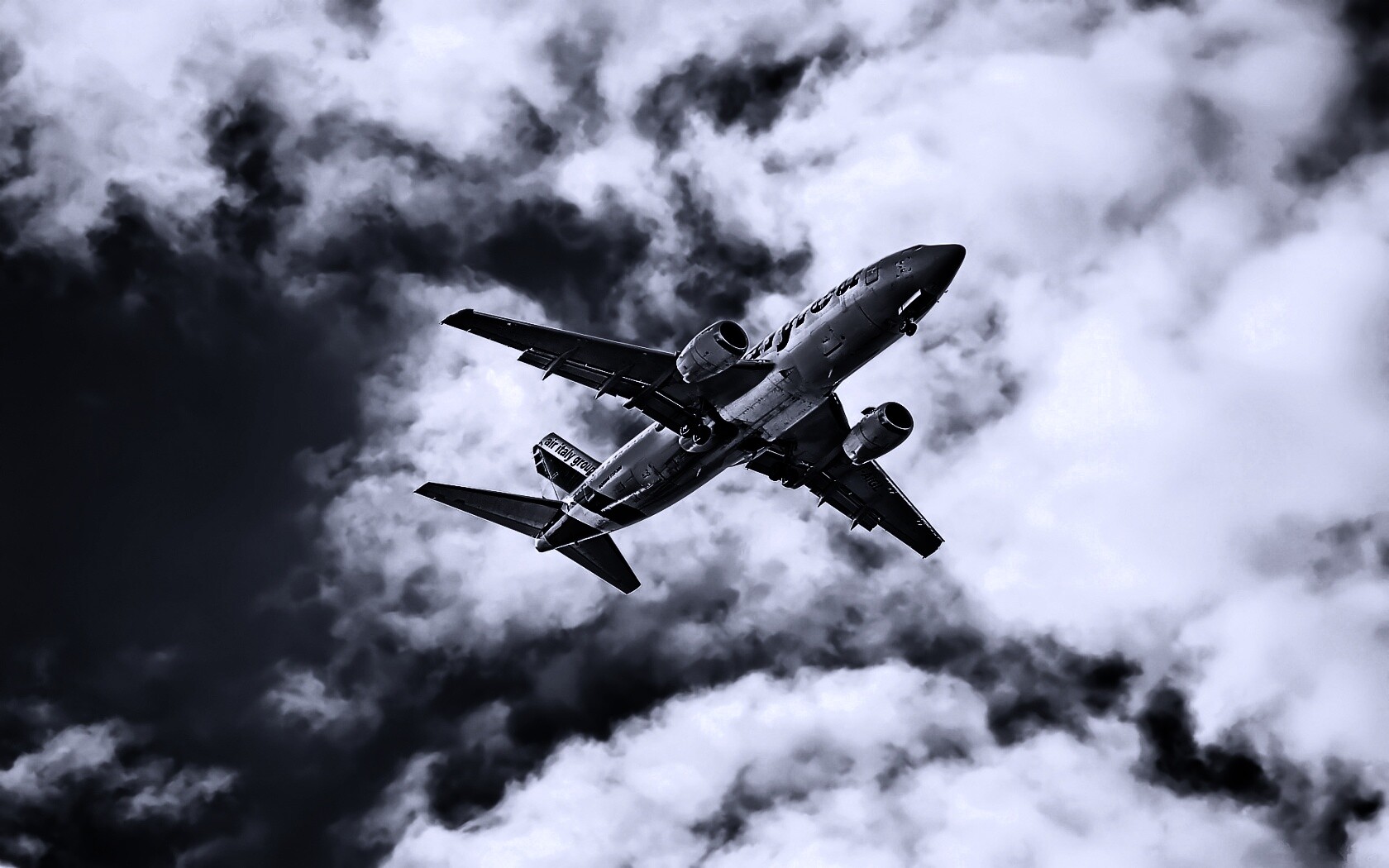 Самолет гражданской авиации в небе обои