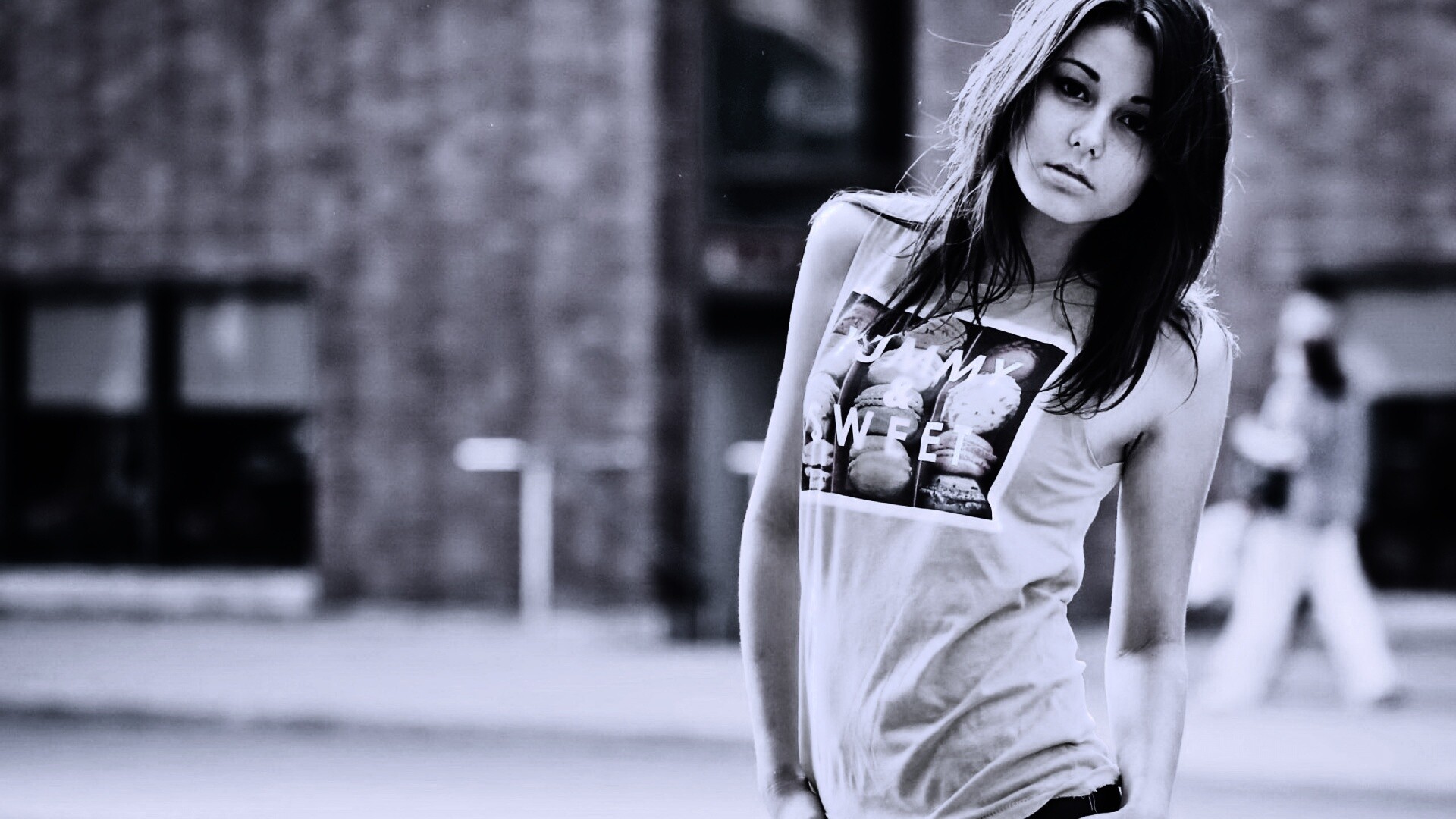 Молодая девушка в городе обои