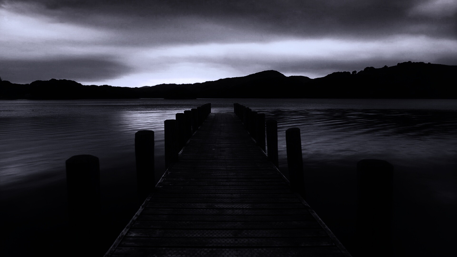 Деревянный причал на озере обои