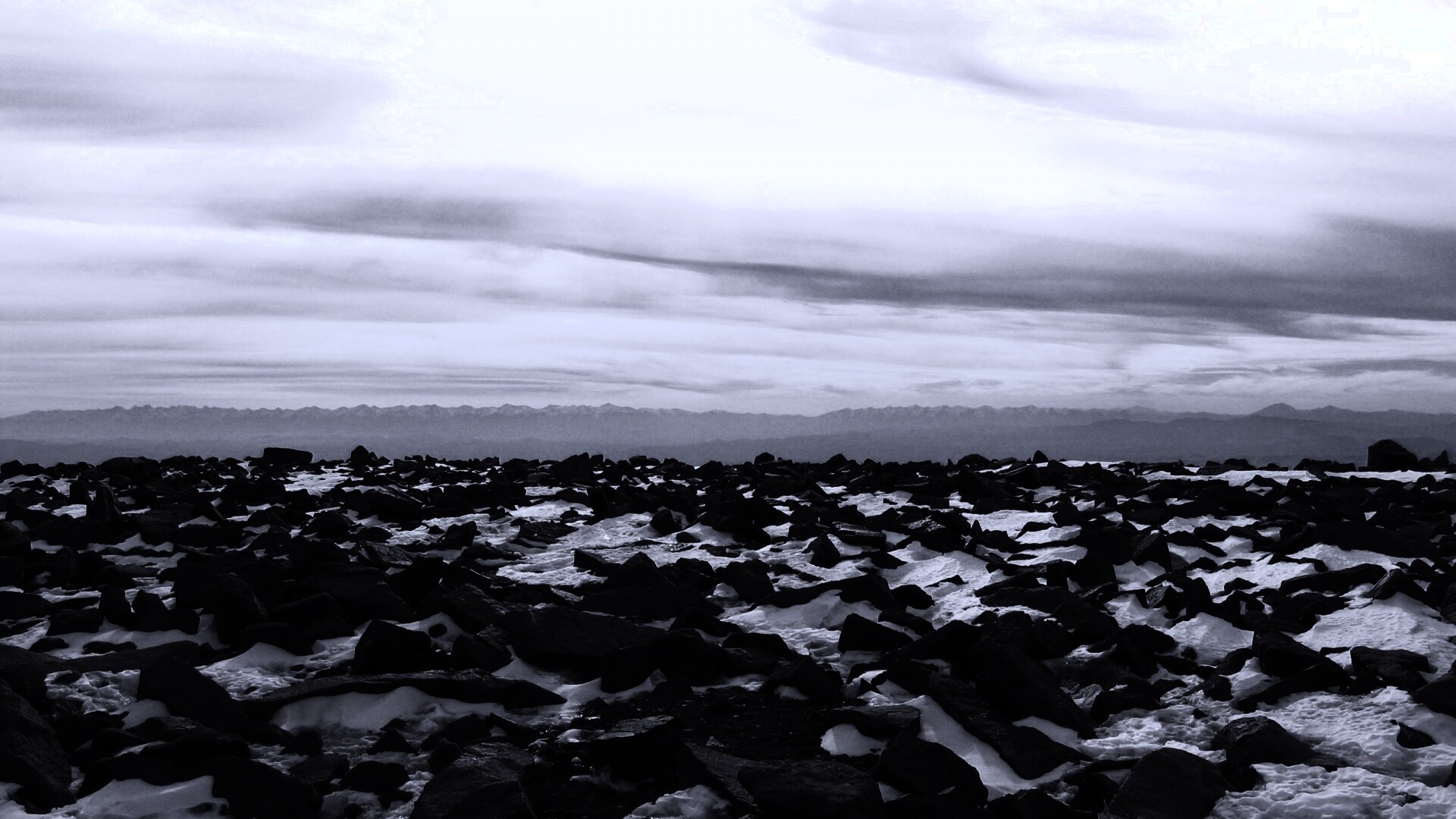 Заснеженная каменистая равнина обои