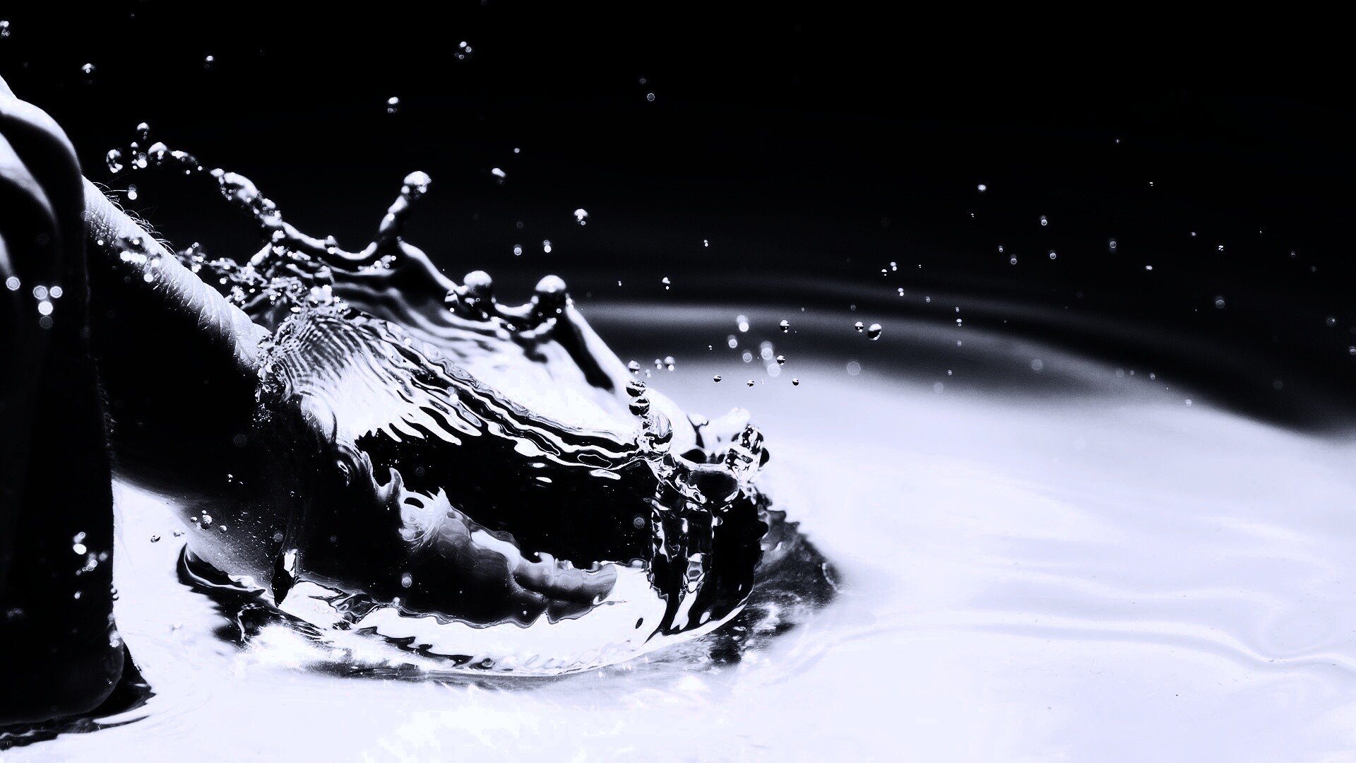 Палец в воде обои