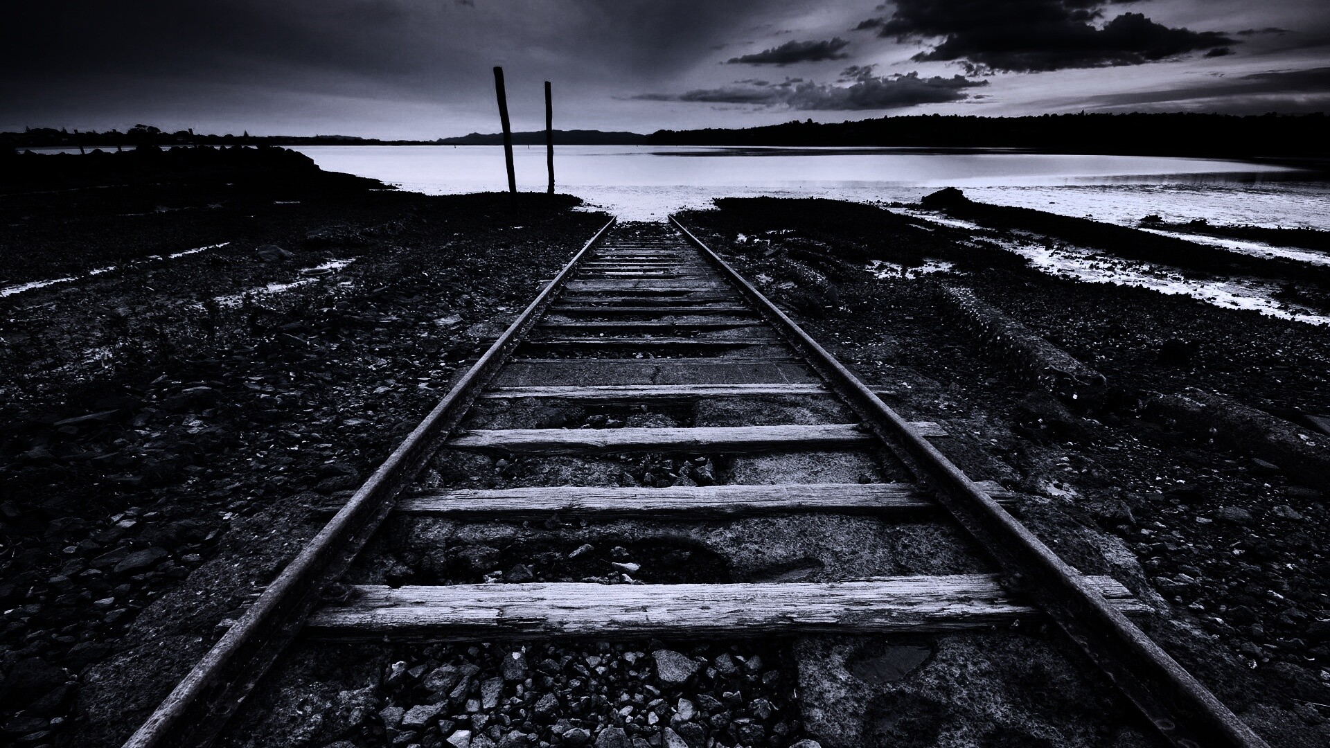 Рельсы обрывающиеся в воду обои