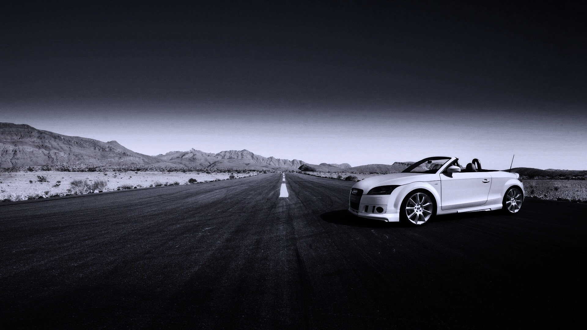 Кабриолет Ауди на пустынной дорге обои