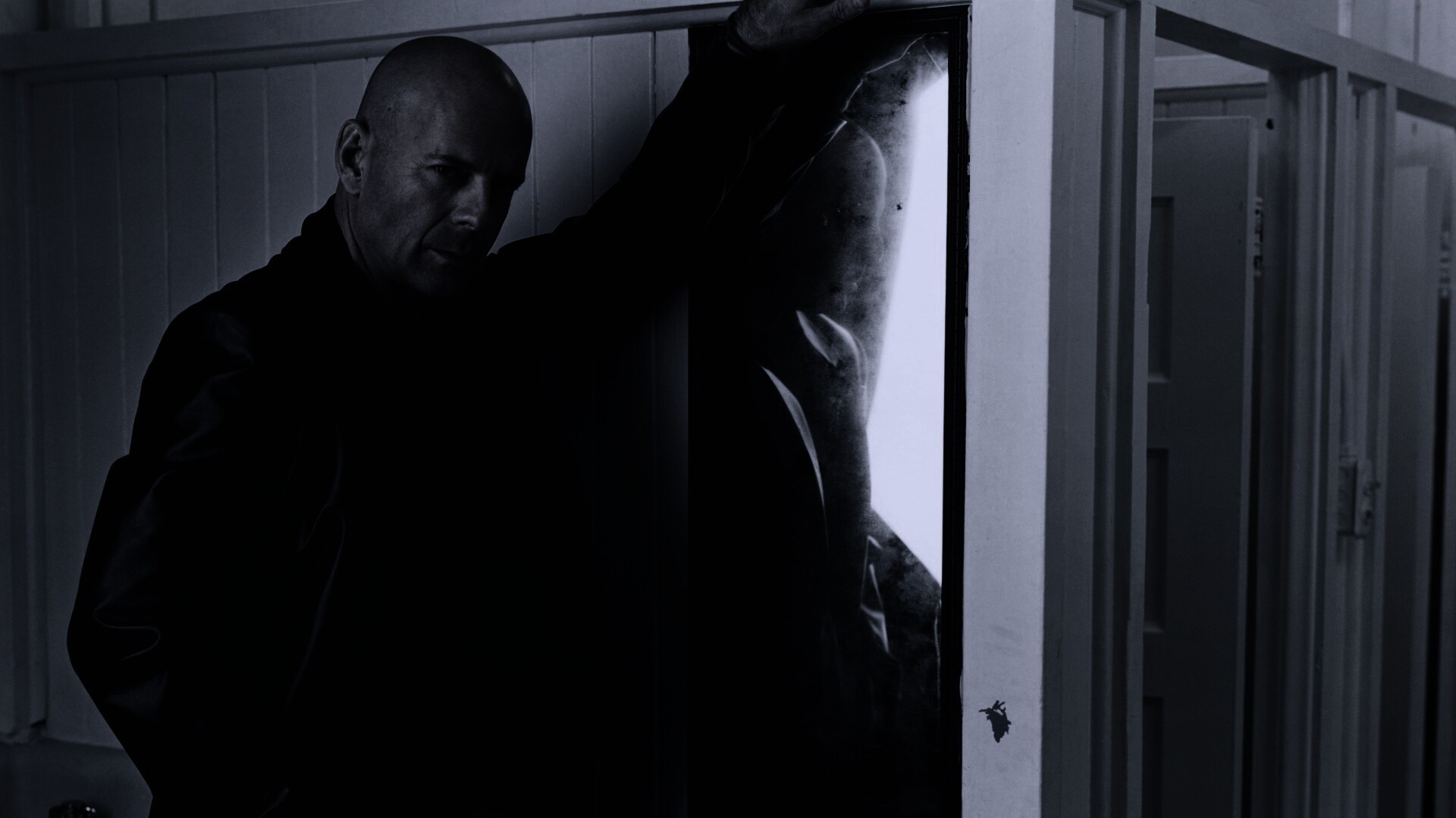 Брюс Уиллис у зеркала обои