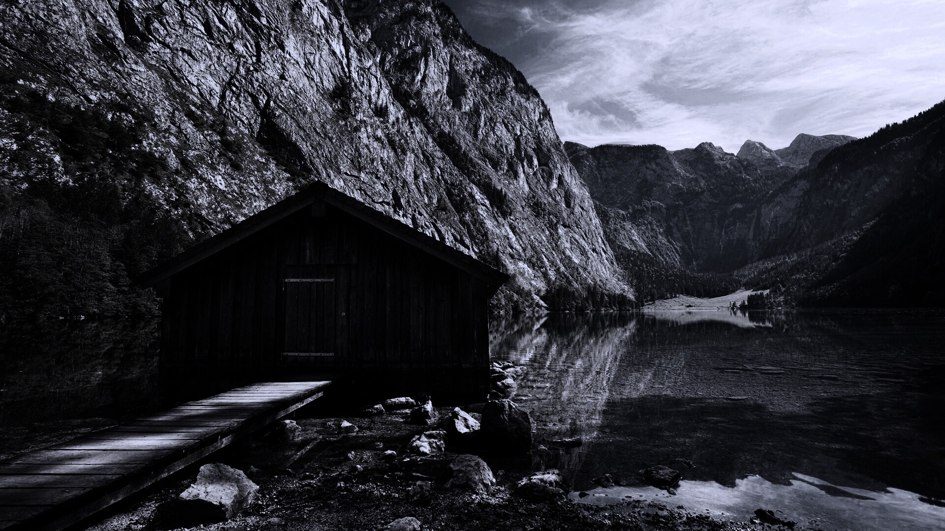 Лодный сарай на горном озере обои