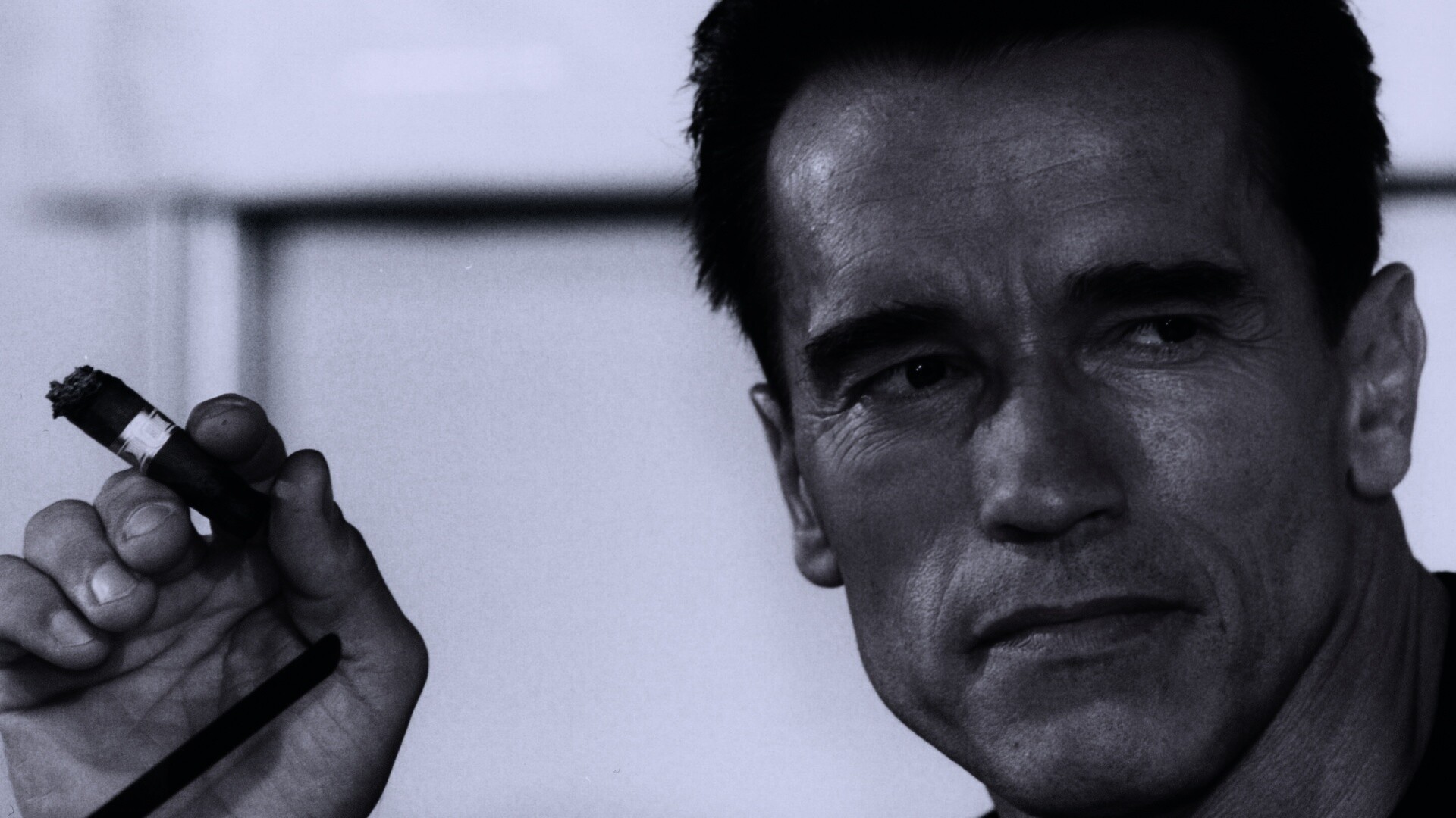 Арнольд Шварцнеггер с сигарой обои