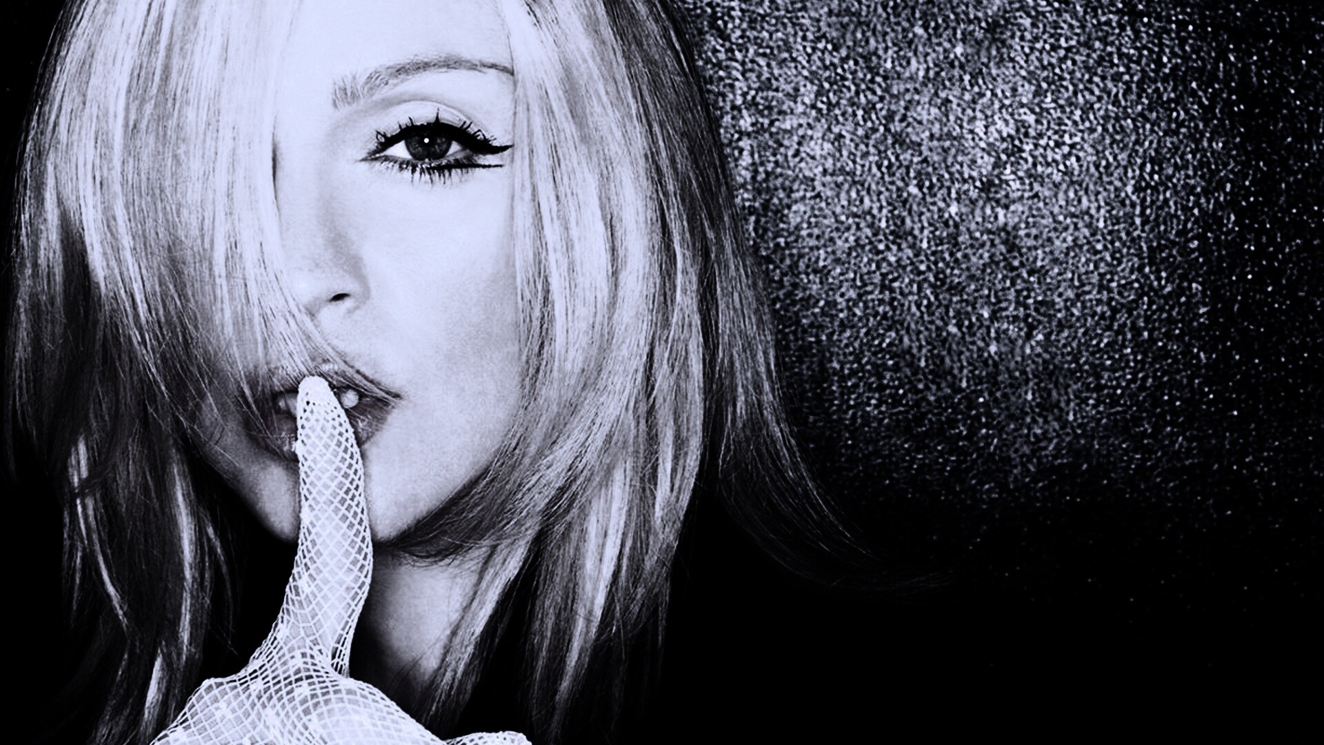 Мадонна прикладывает палец к губам обои