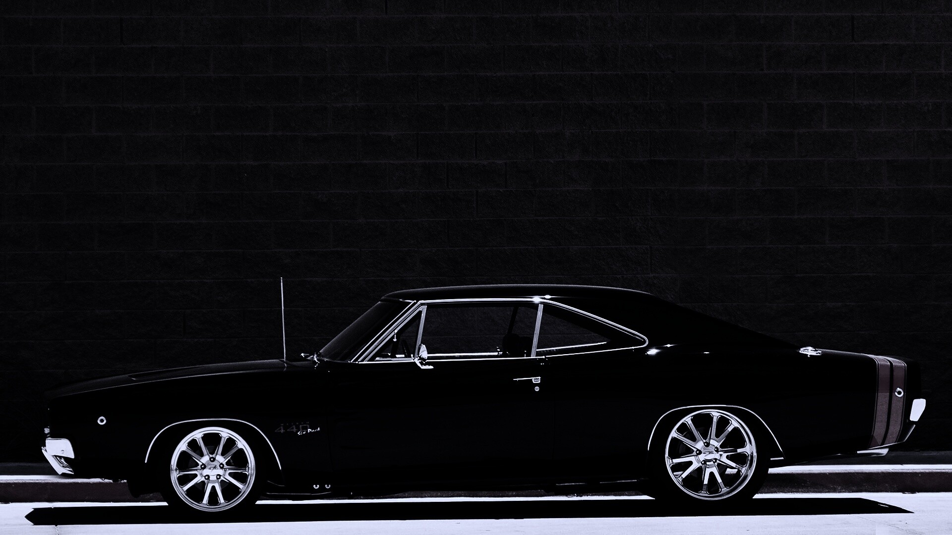 Черный Додж у стены обои