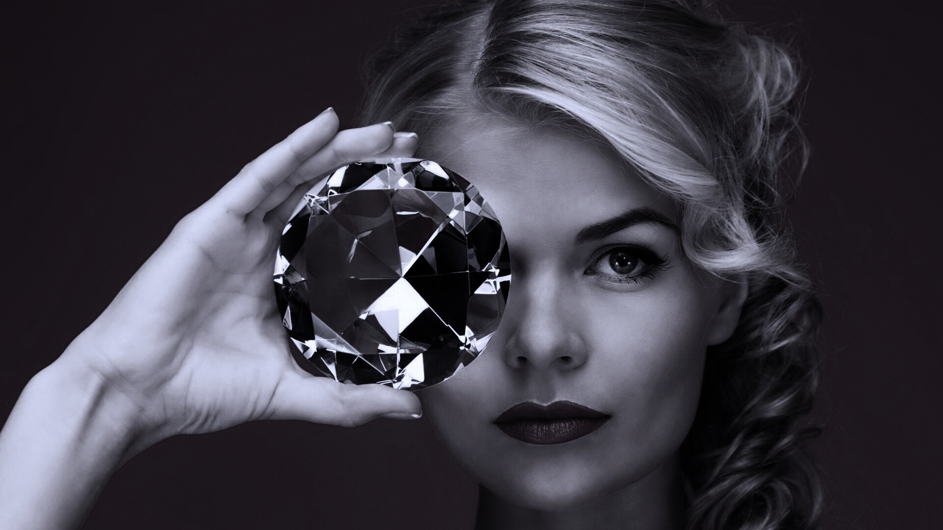 Девушка с бриллиантом обои
