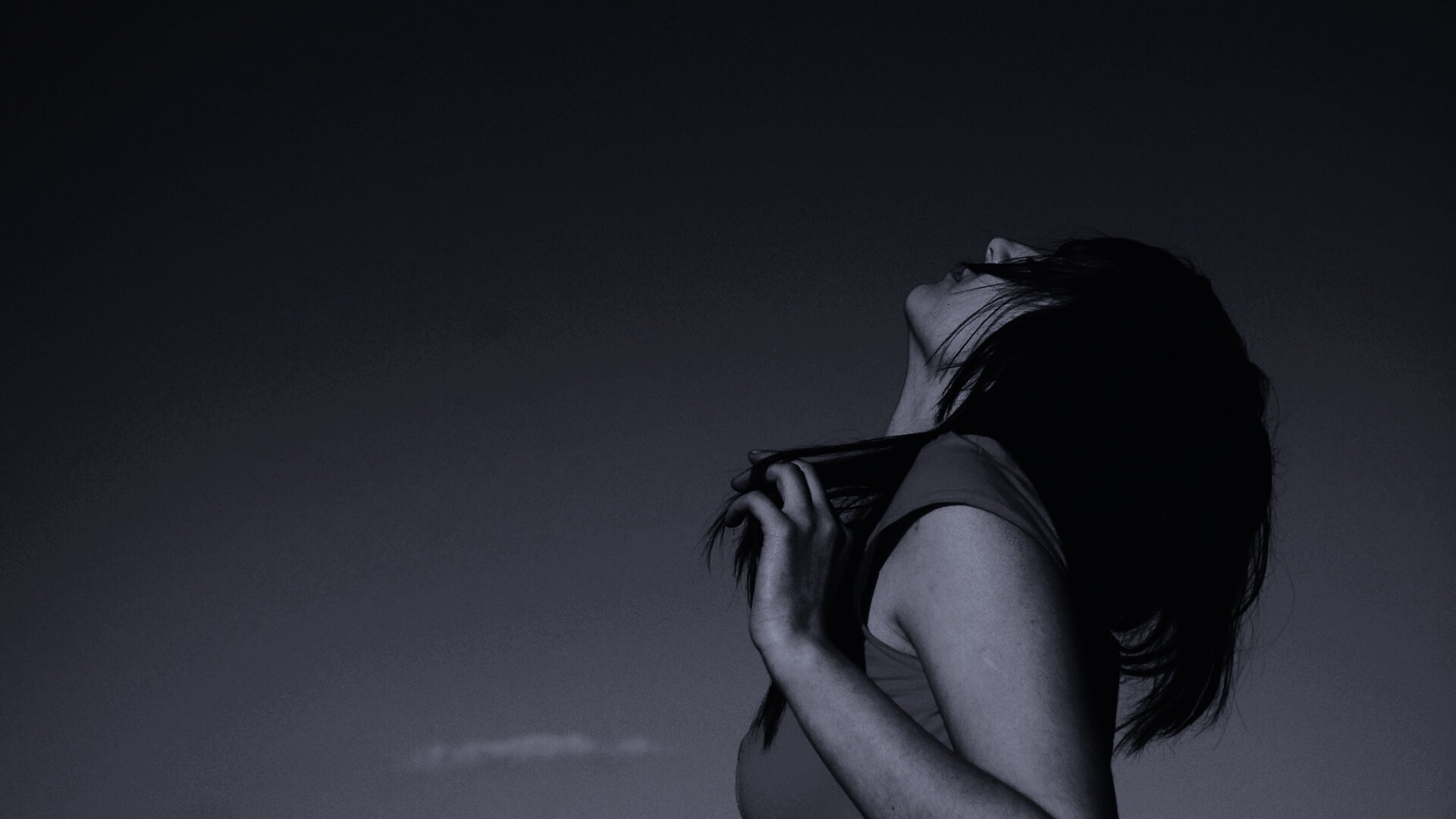 Взгляд брюнетки в небо обои