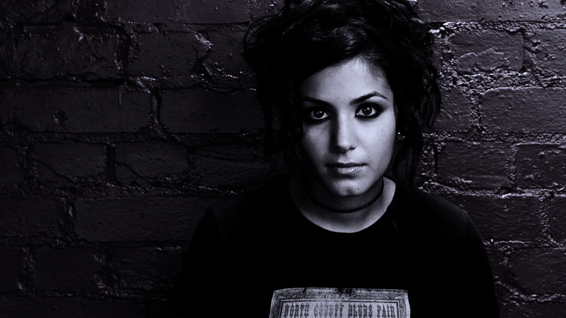 Подросток на фоне розовой кирпичной стены обои