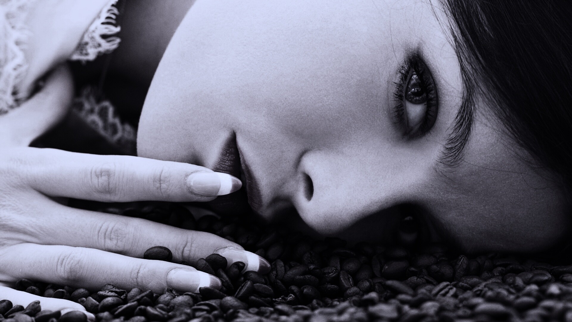 Соблазнительная девушка с кофейными зернами обои