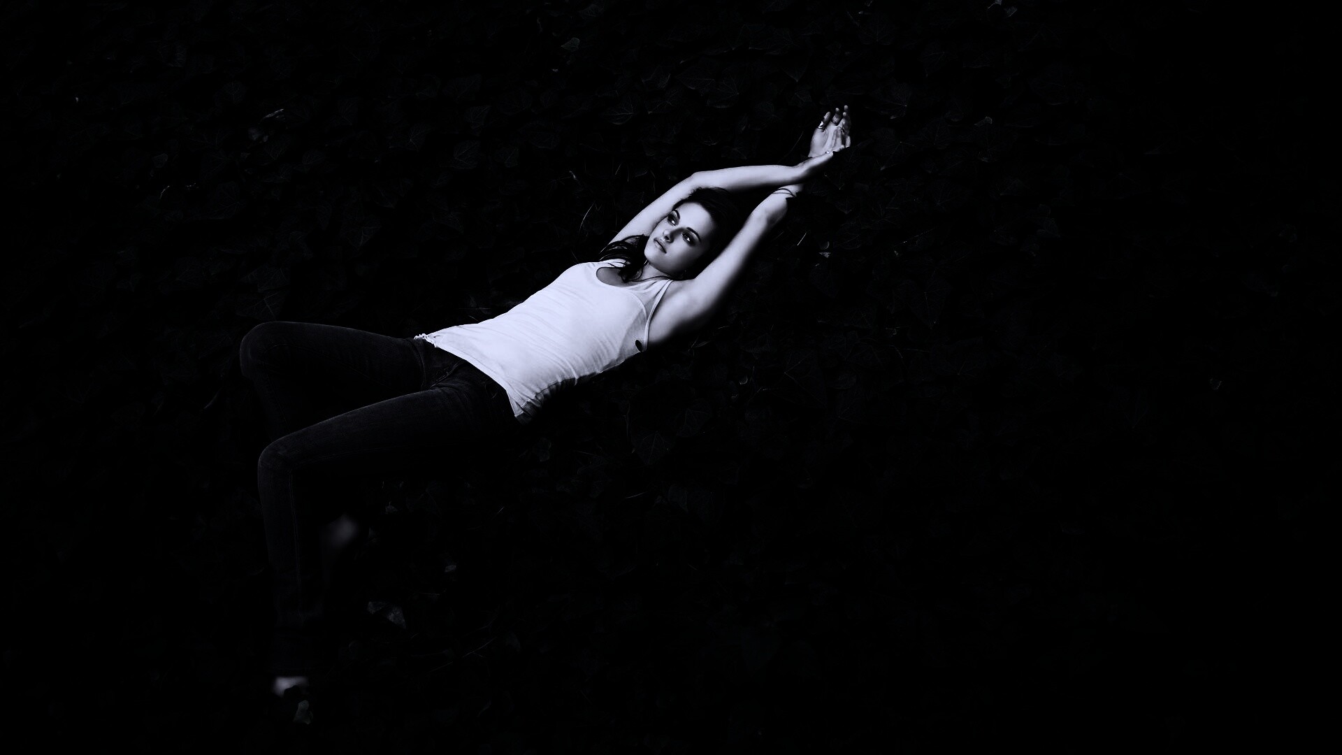 Кристен Стюарт на ковре из листьев обои