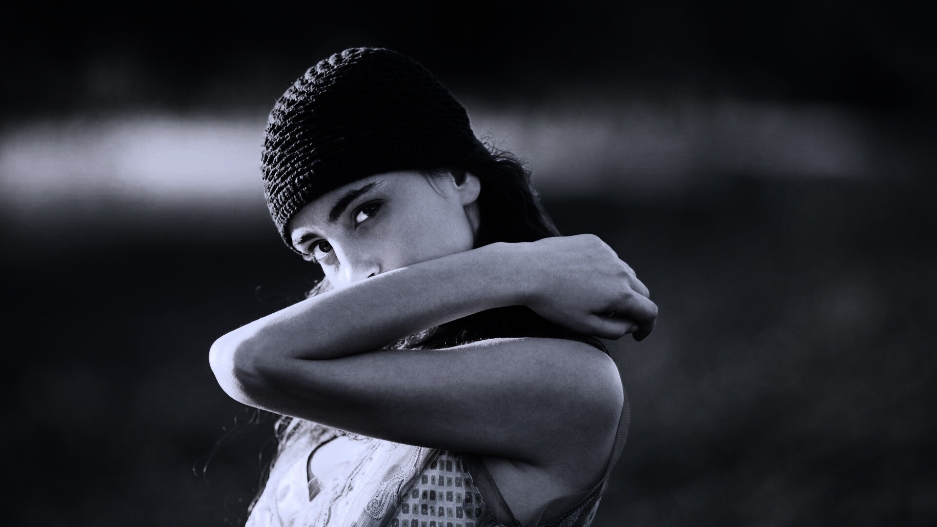 Спрятавшись за сгибом руки обои