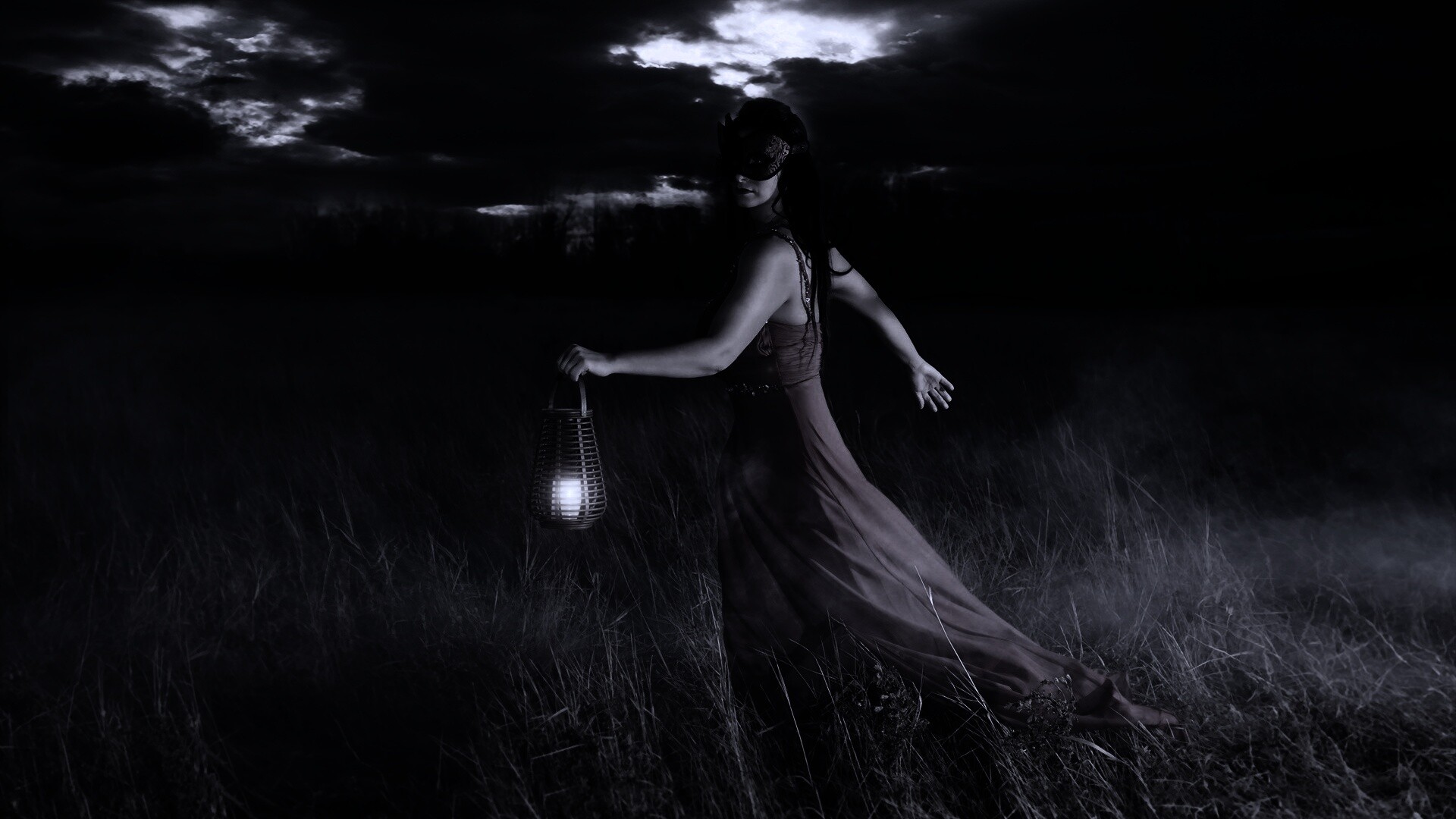 Девушка со свечей обои