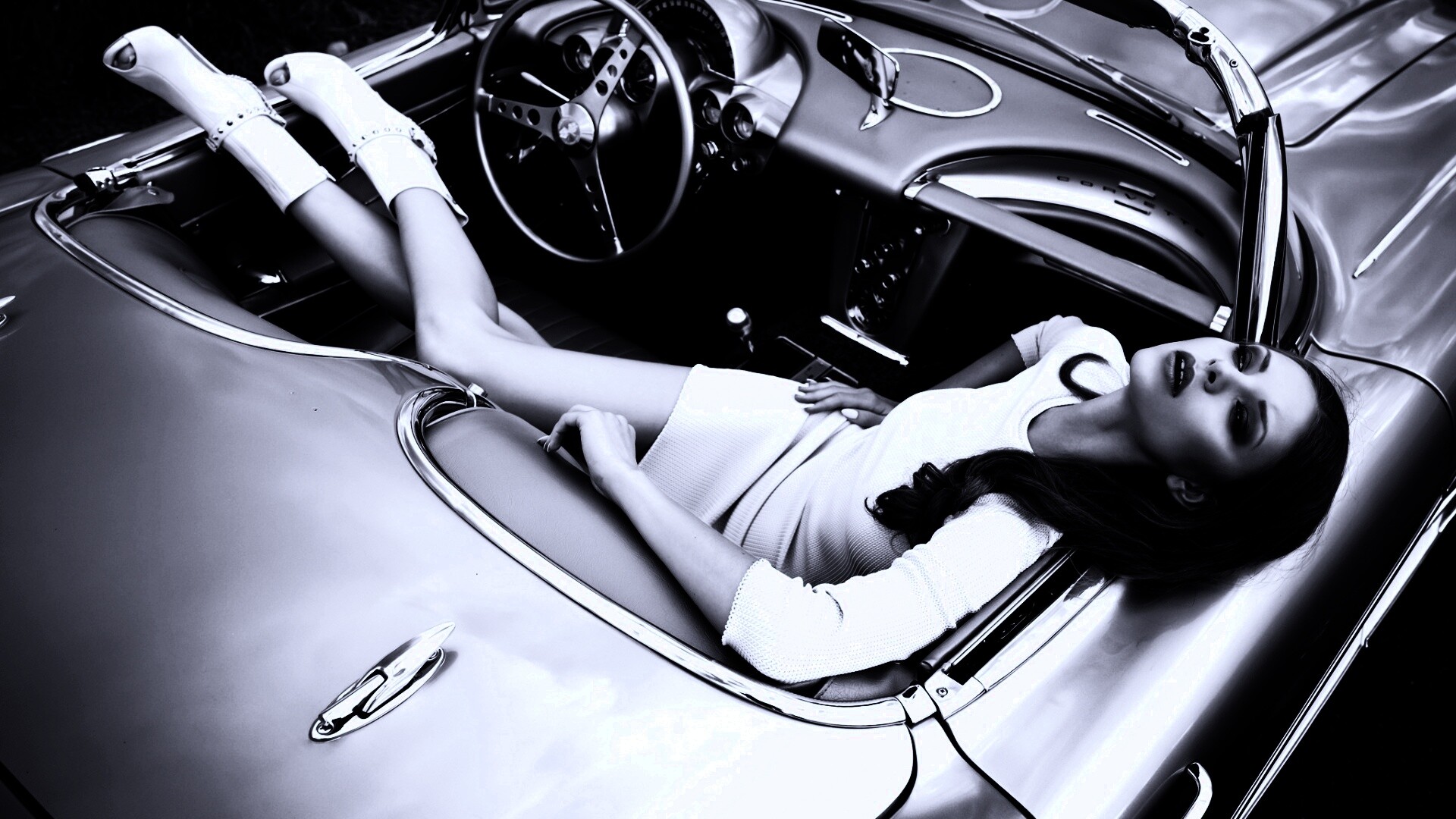 Женщина в кабриолете обои