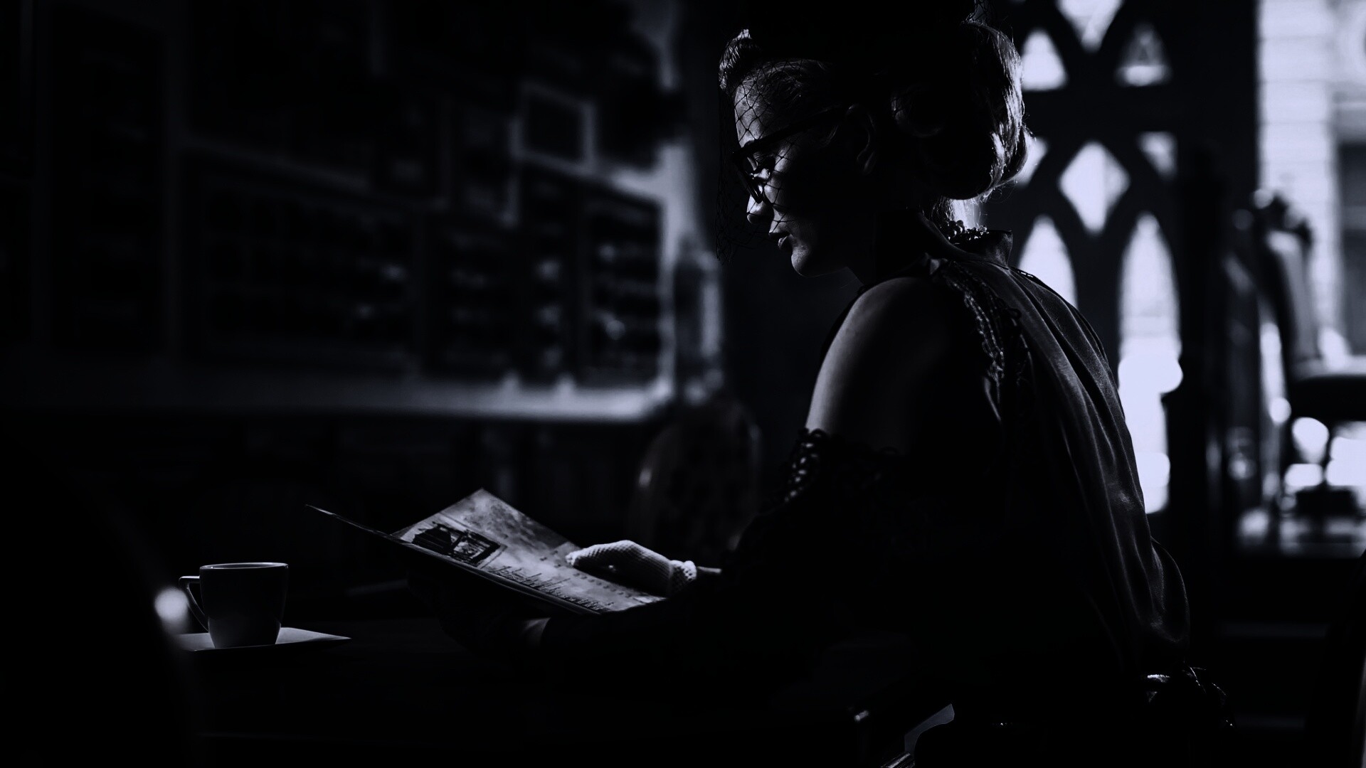 Витажная девушка в кафе обои