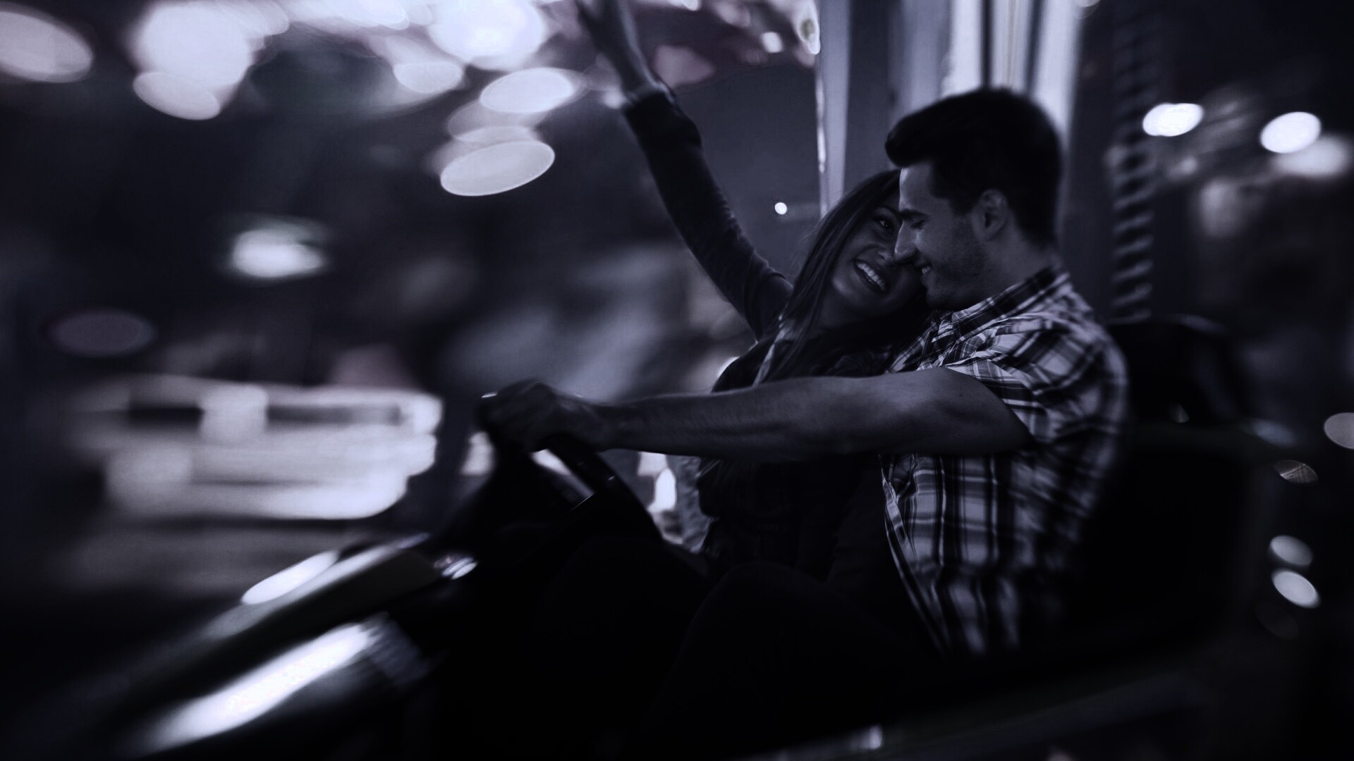 Счастливая пара на аттракционах обои